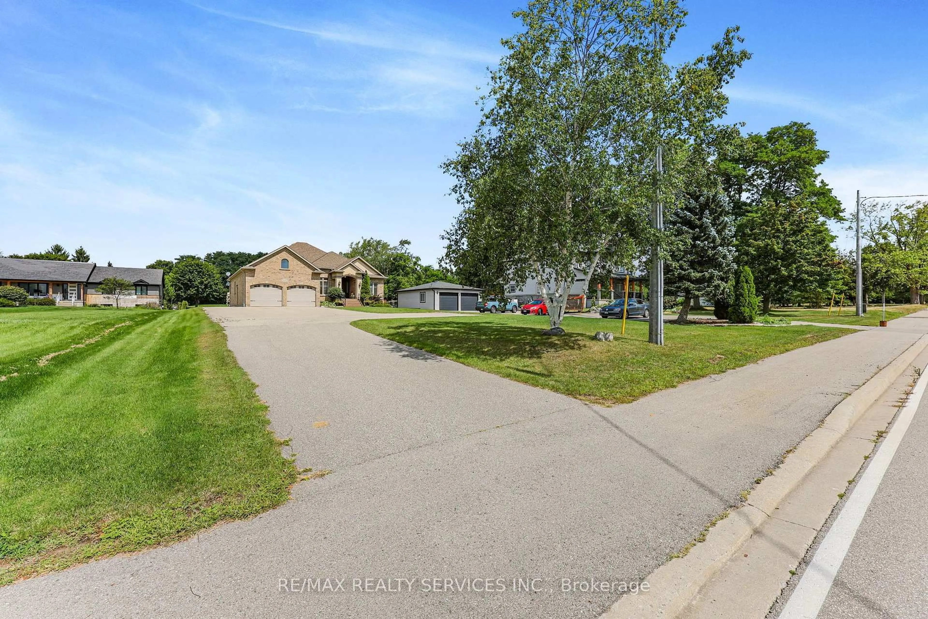 A pic from outside/outdoor area/front of a property/back of a property/a pic from drone, street for 440 Allendale Rd, Cambridge Ontario N3H 4R6
