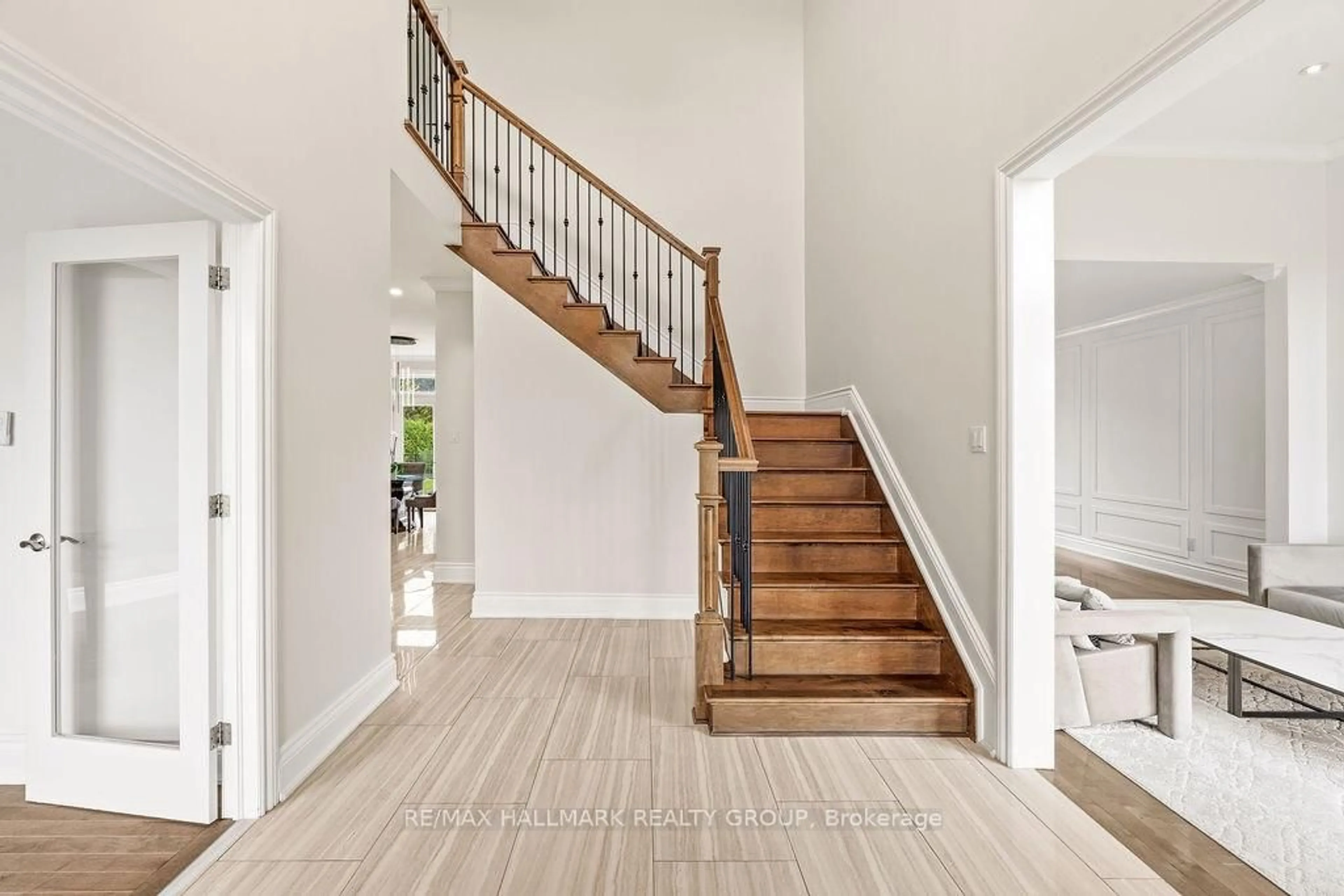 Indoor entryway for 520 Leimerk Crt, Ottawa Ontario K4M 0E8
