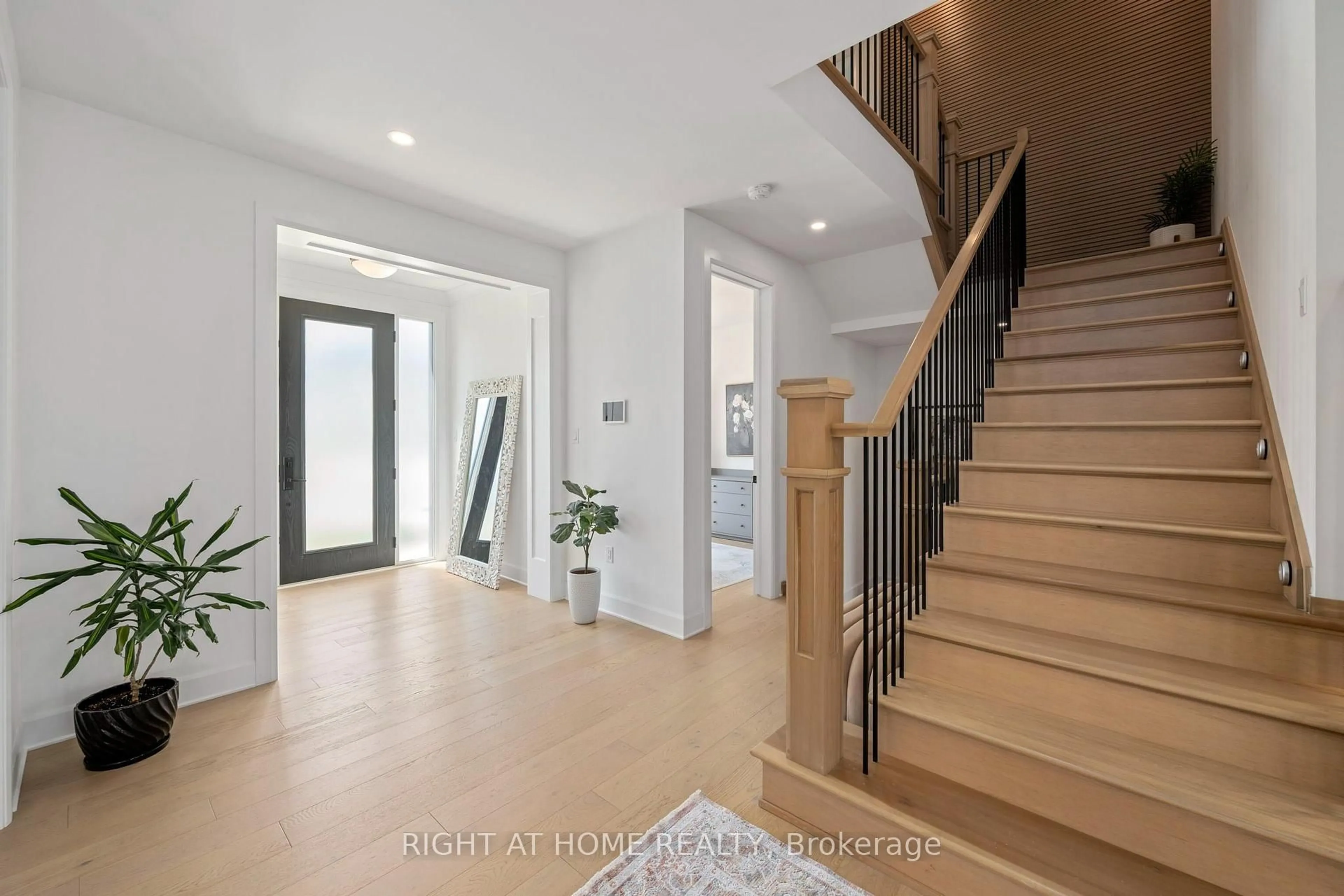 Indoor entryway for 372 Manhattan Dr, London South Ontario N6K 0L5