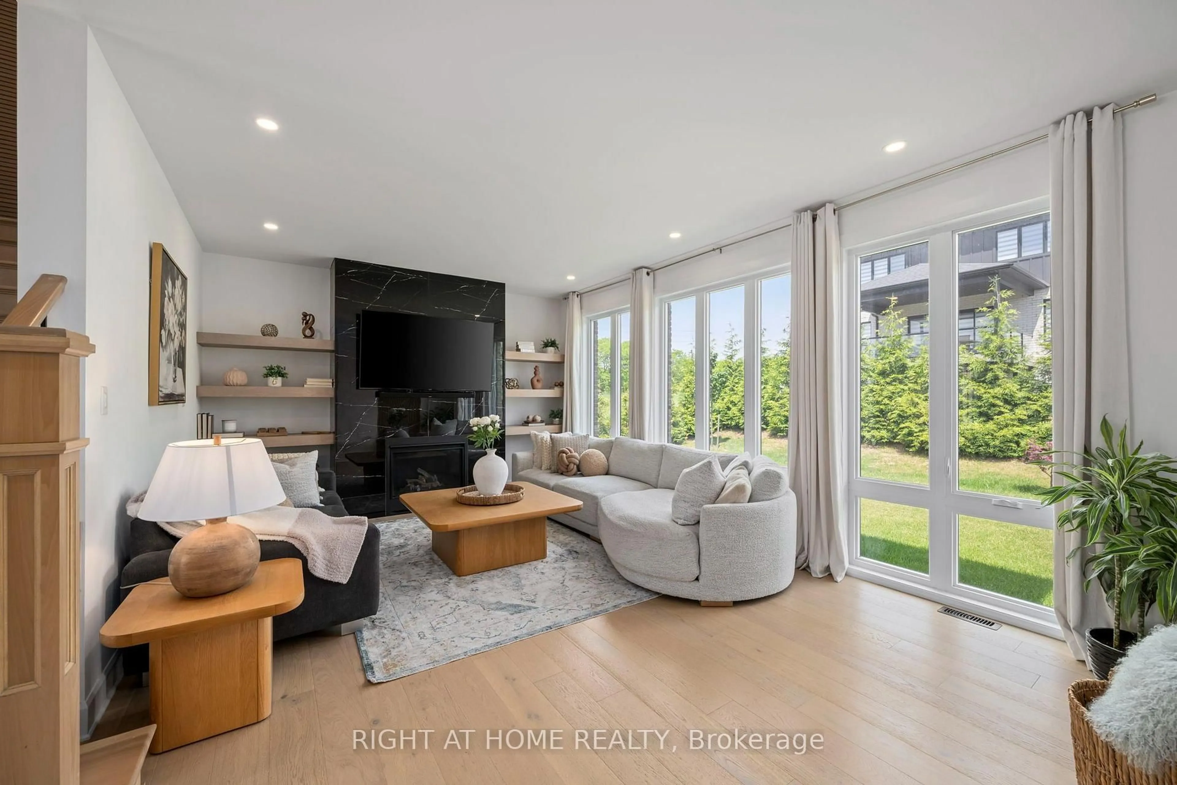 Living room with furniture, unknown for 372 Manhattan Dr, London South Ontario N6K 0L5