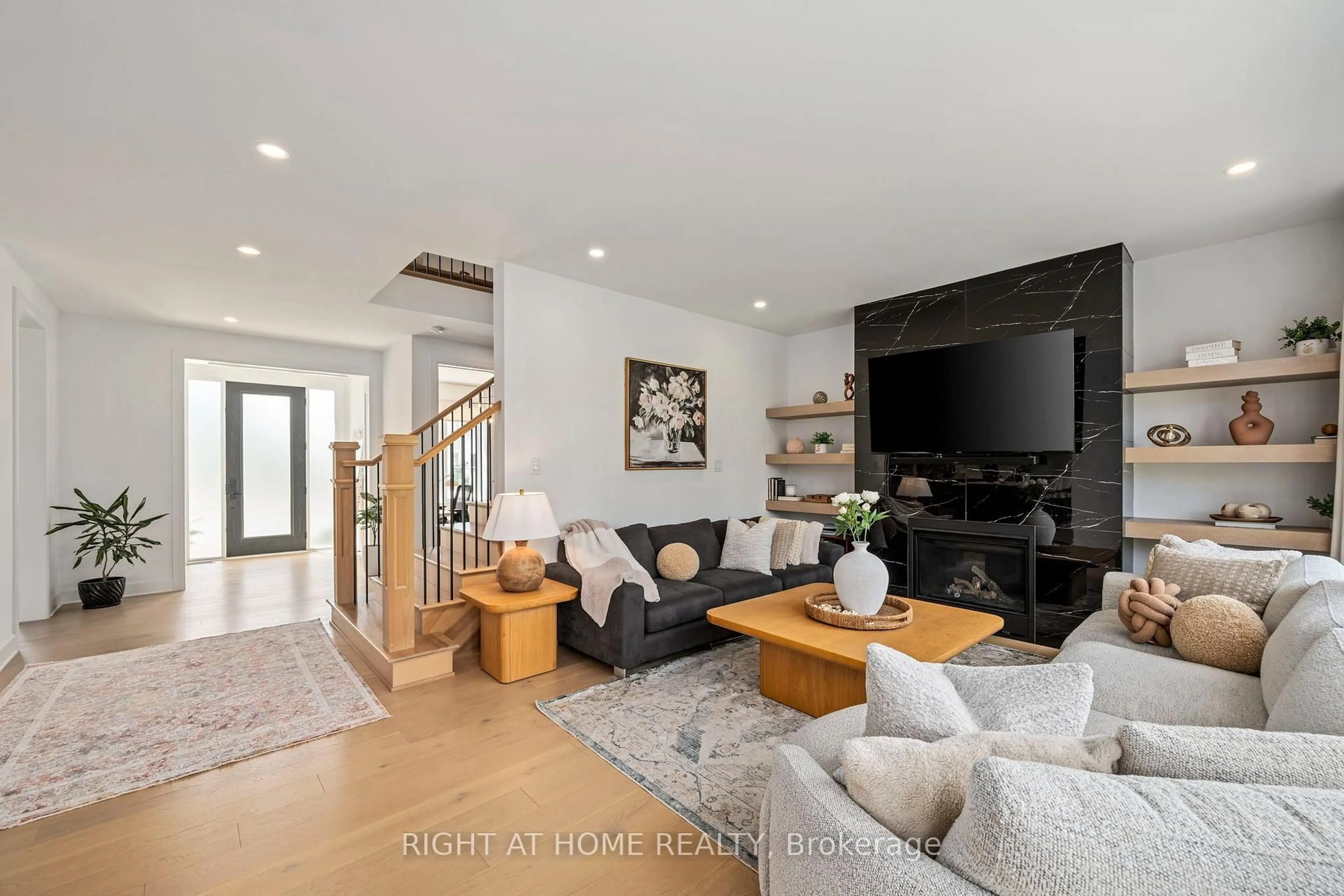 Living room with furniture, unknown for 372 Manhattan Dr, London South Ontario N6K 0L5