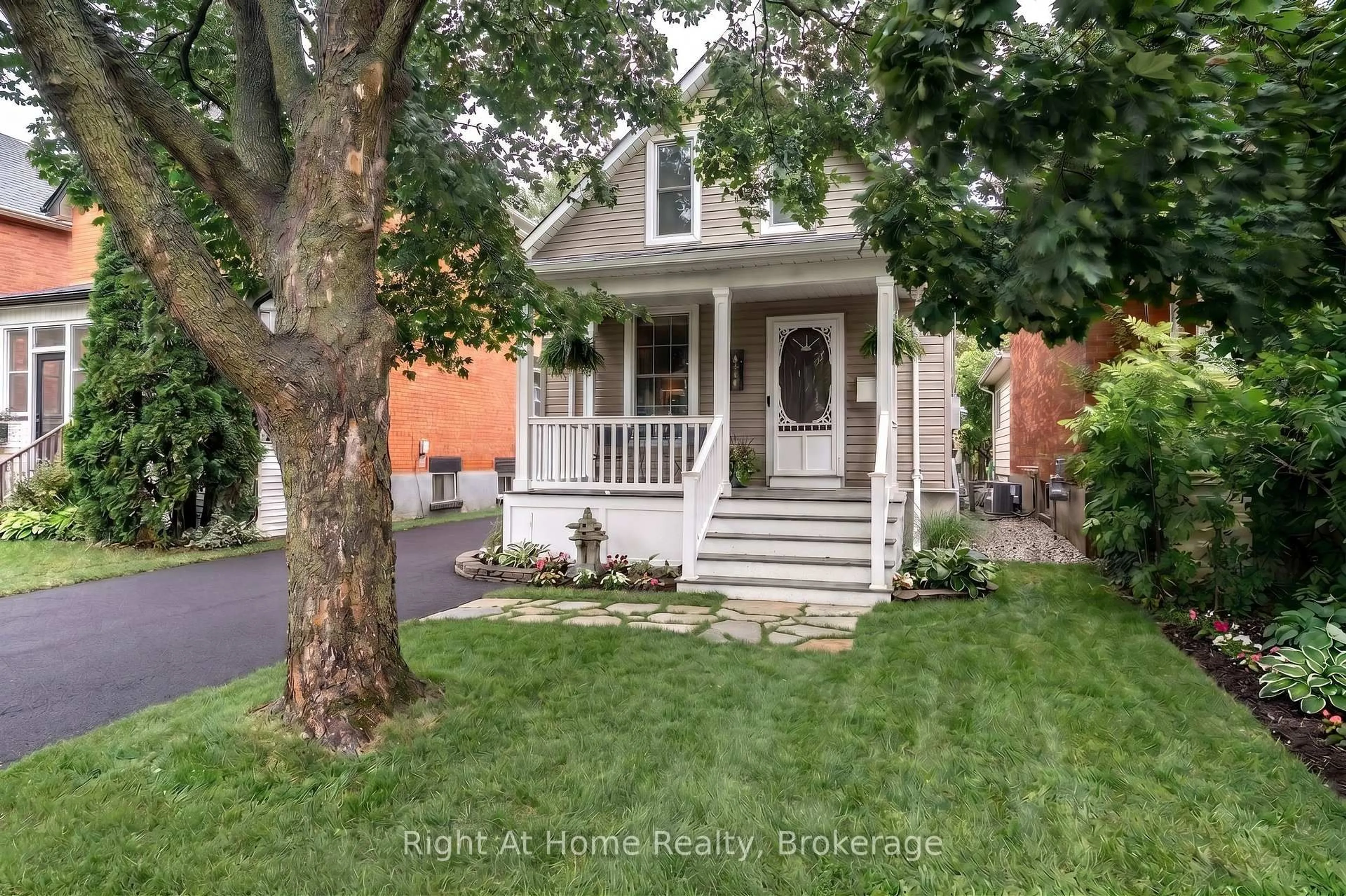 Home with vinyl exterior material, street for 386 Albert St, Stratford Ontario N5A 3L1