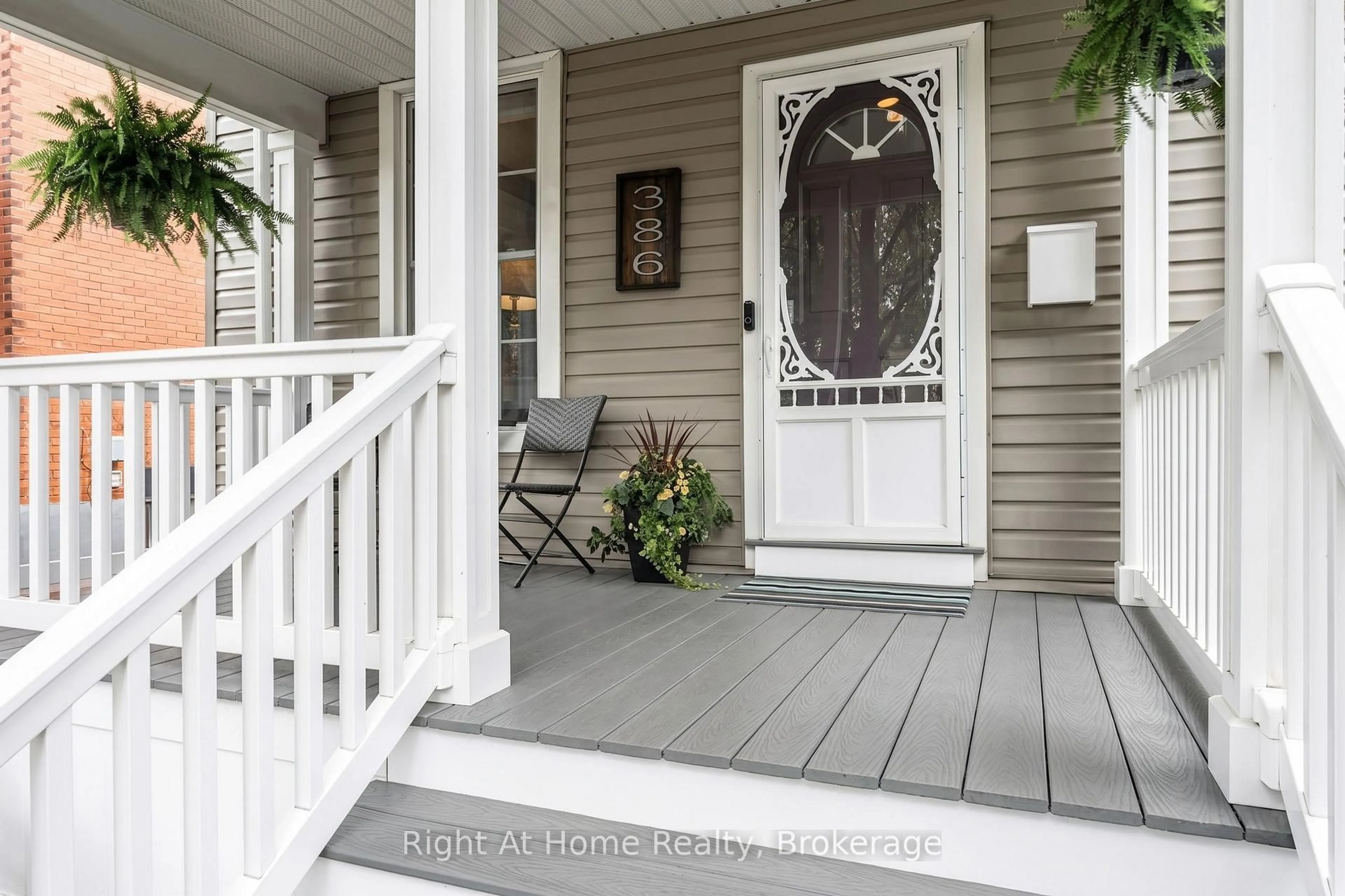 Indoor entryway for 386 Albert St, Stratford Ontario N5A 3L1