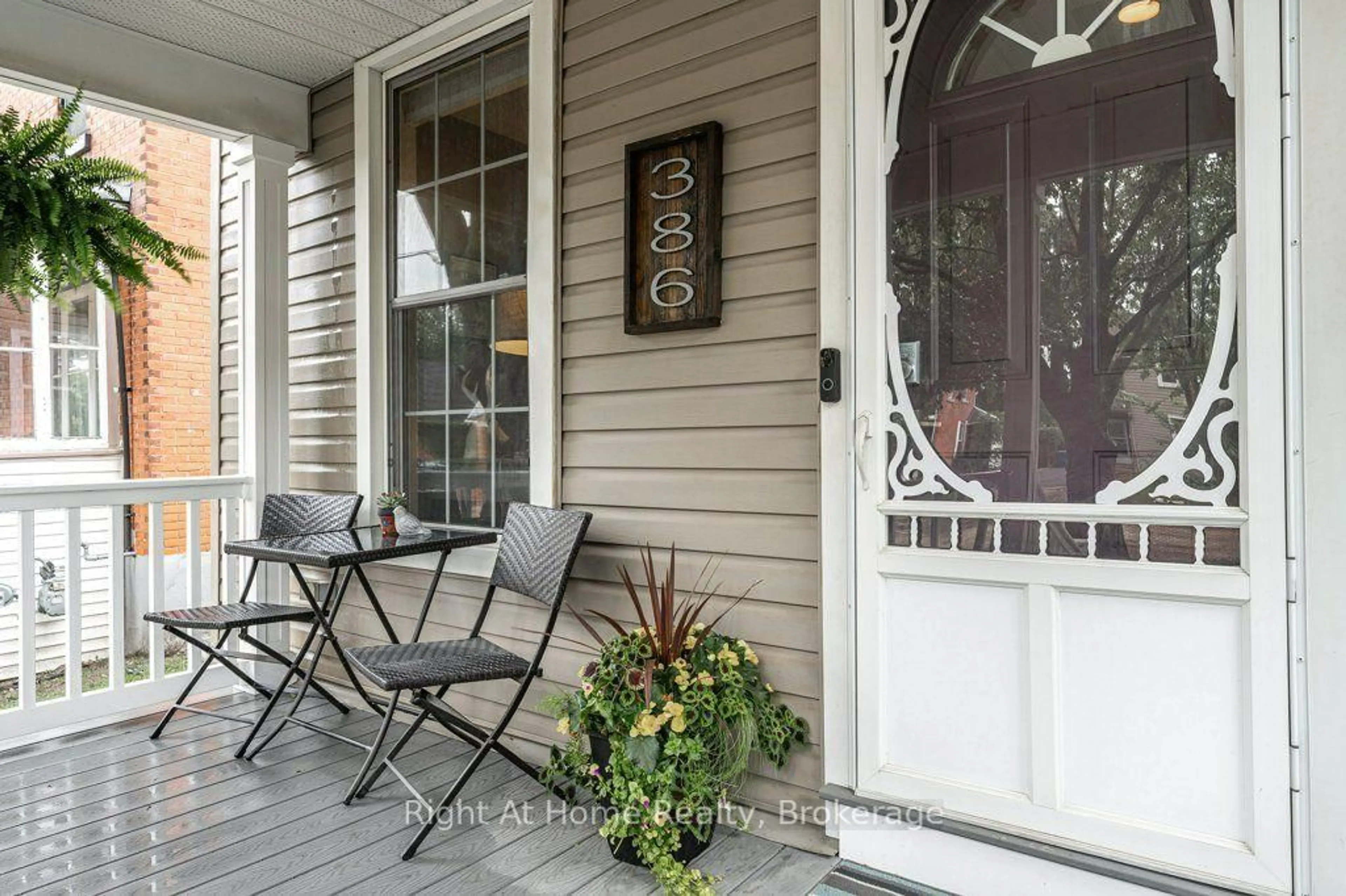 Patio, street for 386 Albert St, Stratford Ontario N5A 3L1