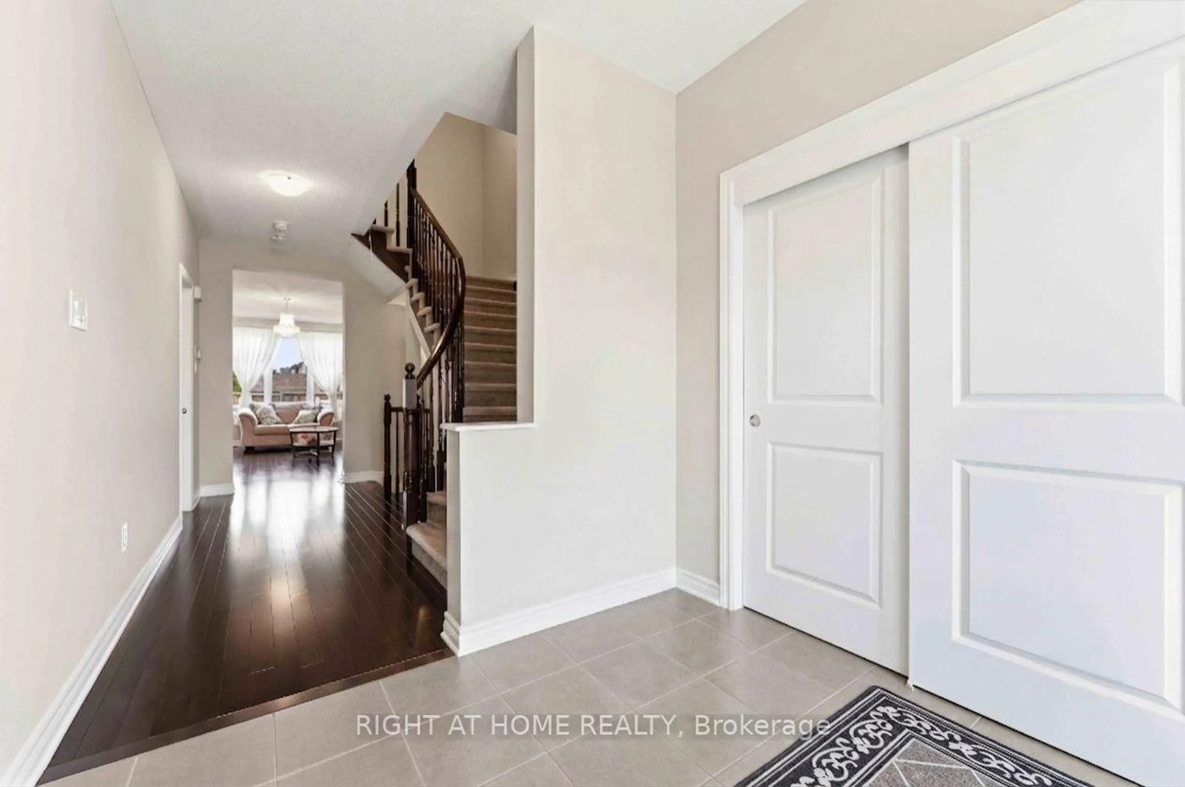Indoor entryway for 2581 River Mist Rd, Ottawa Ontario K2J 6G1