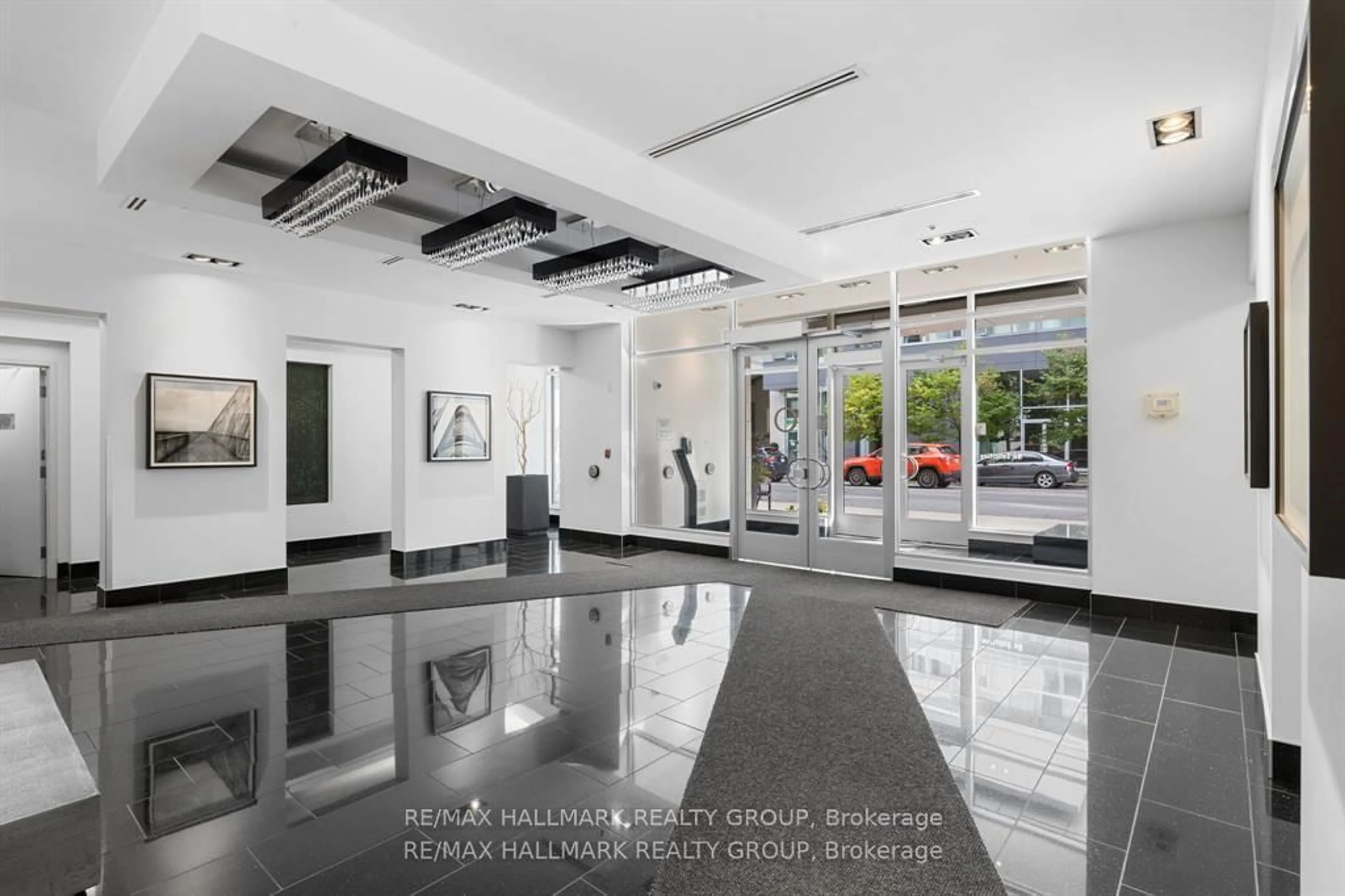 Indoor foyer for 101 Richmond Rd #611, Ottawa Ontario K1Z 0A6