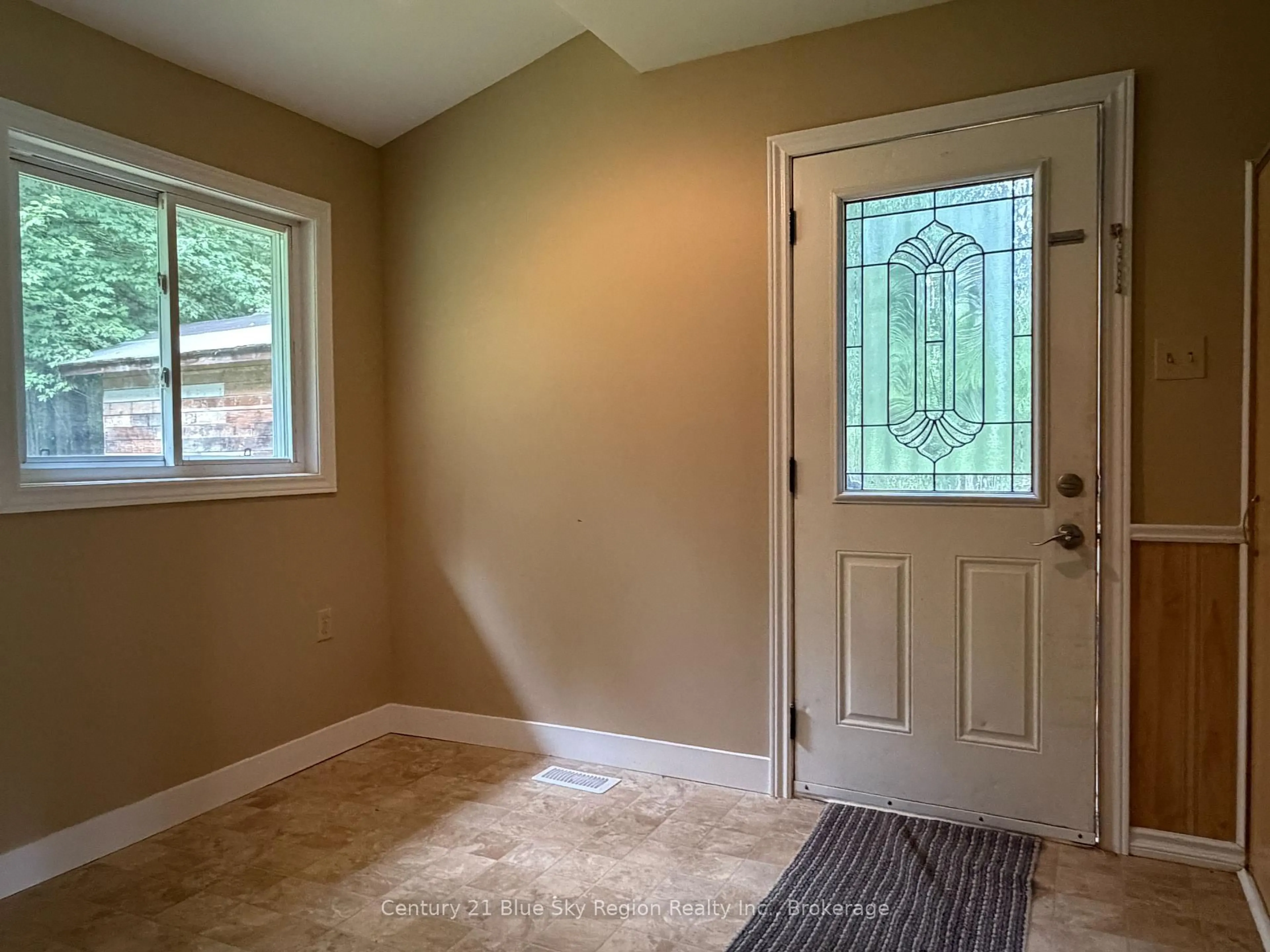 Indoor entryway for 346 Jocko Point Rd, North Bay Ontario P1B 8G5