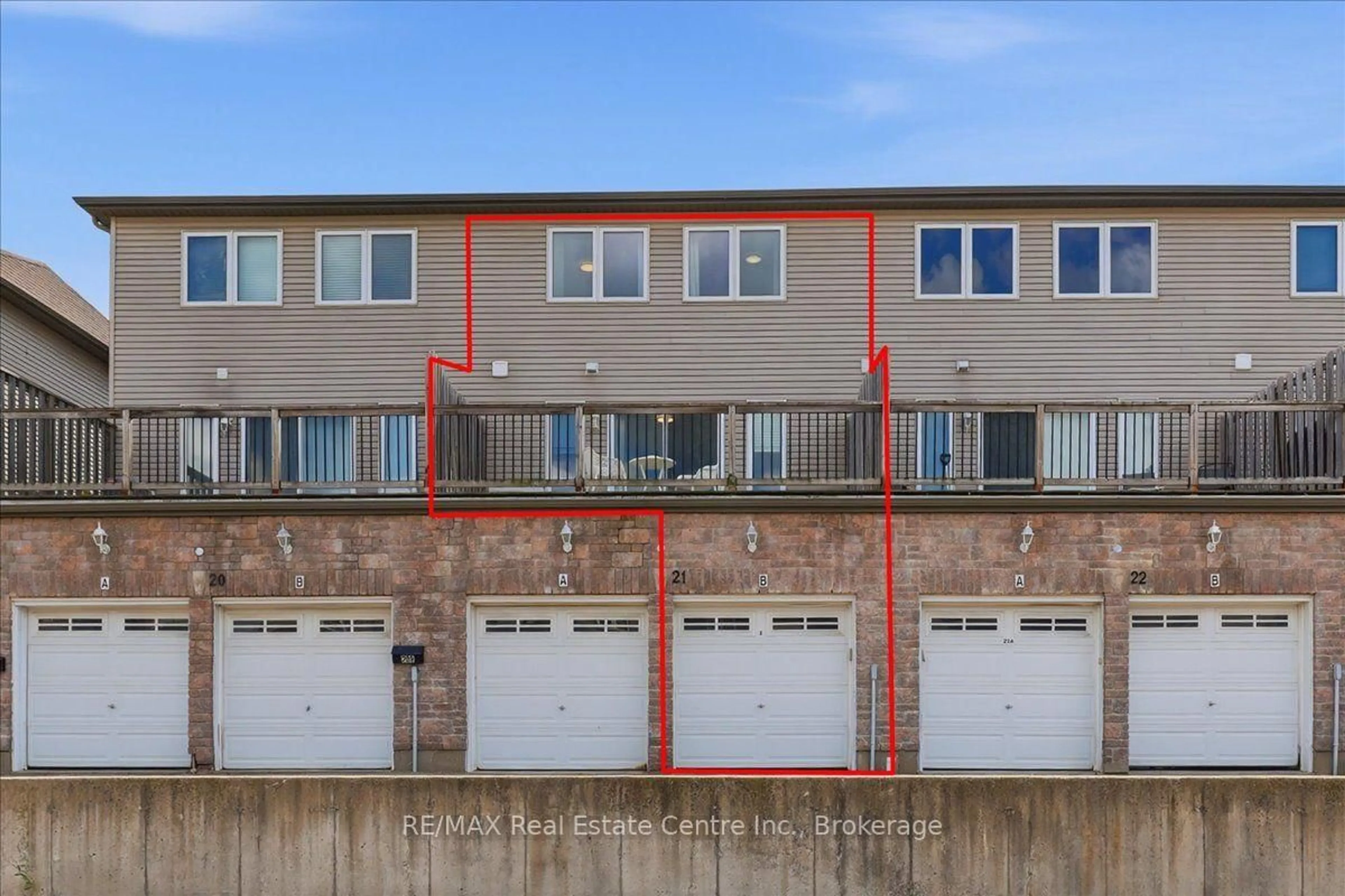 A pic from outside/outdoor area/front of a property/back of a property/a pic from drone, building for 975 Strasburg Rd #21B, Waterloo Ontario N2E 0A8
