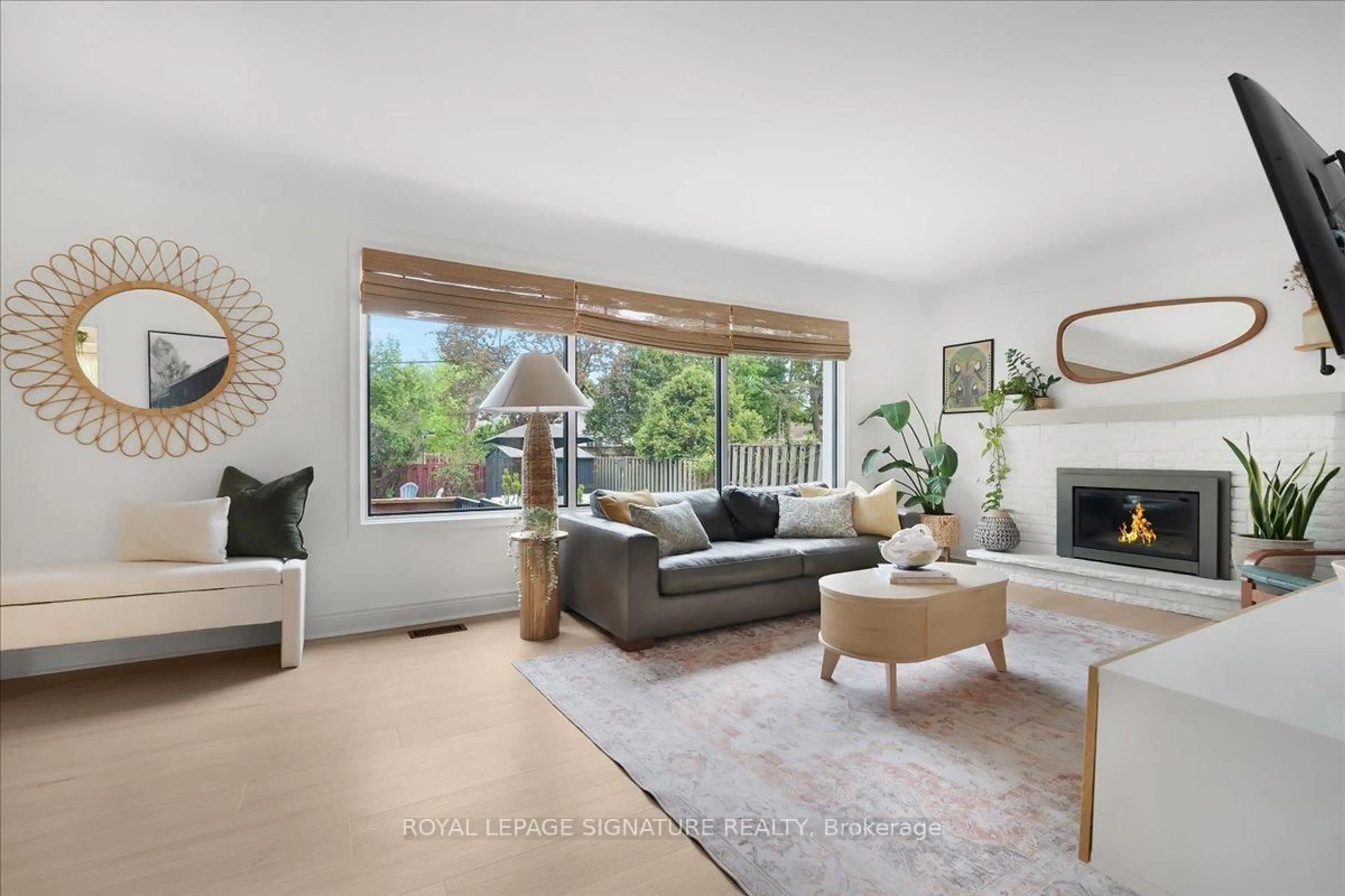 Living room with furniture, unknown for 17 Highland Cres, Cambridge Ontario N1S 1L5