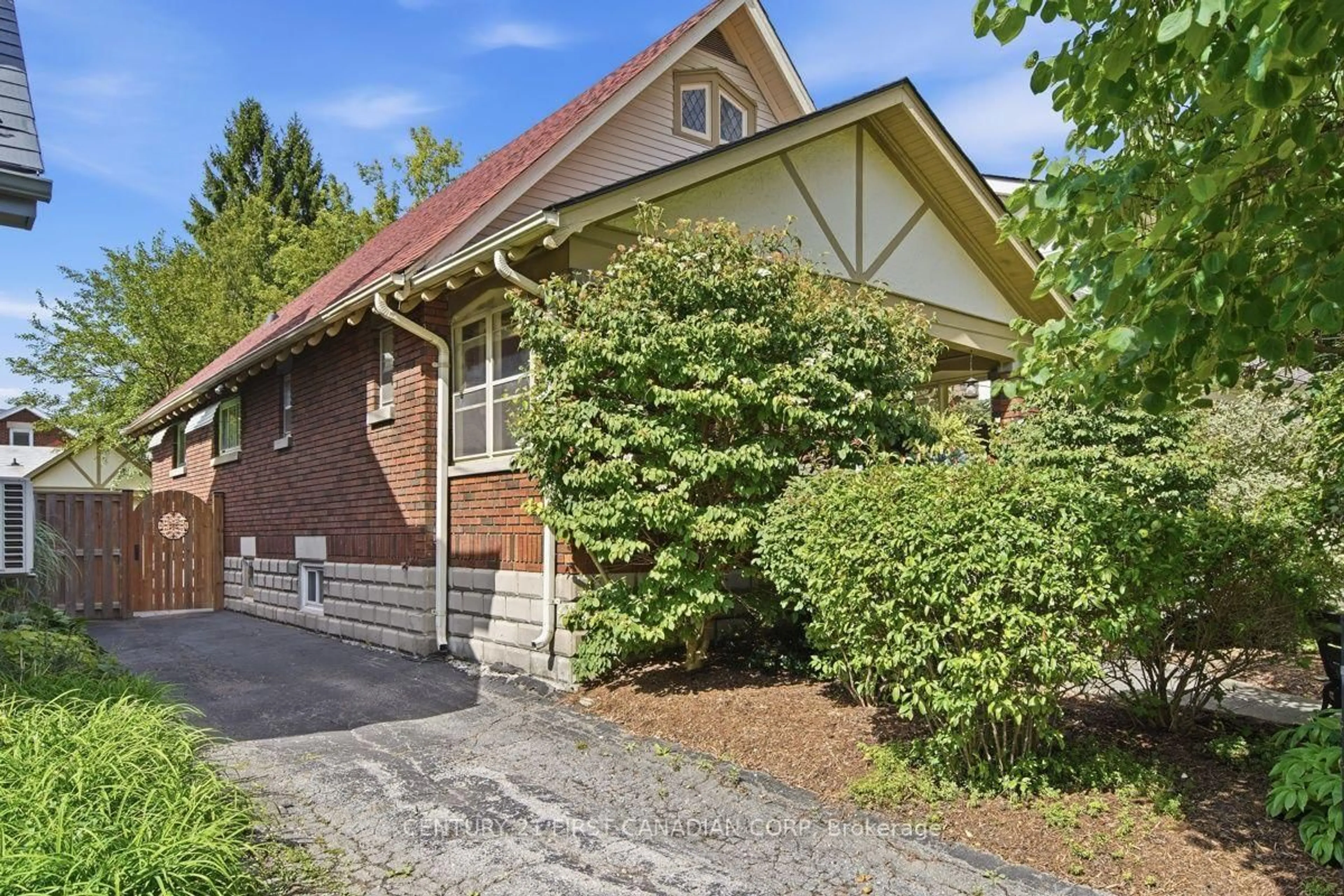 Home with brick exterior material, street for 444 Grosvenor St, London East Ontario N5Y 3S7