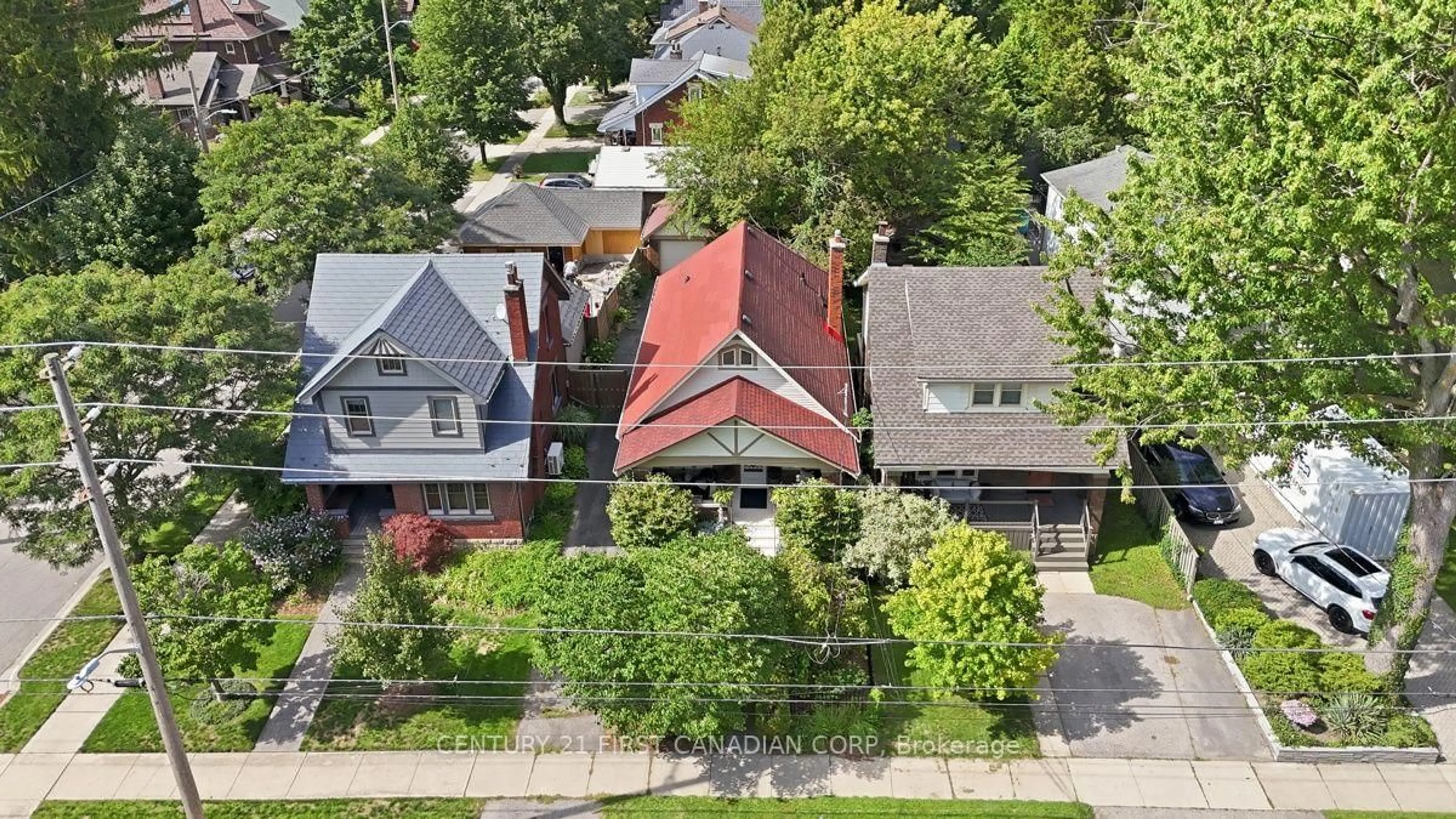 A pic from outside/outdoor area/front of a property/back of a property/a pic from drone, street for 444 Grosvenor St, London East Ontario N5Y 3S7