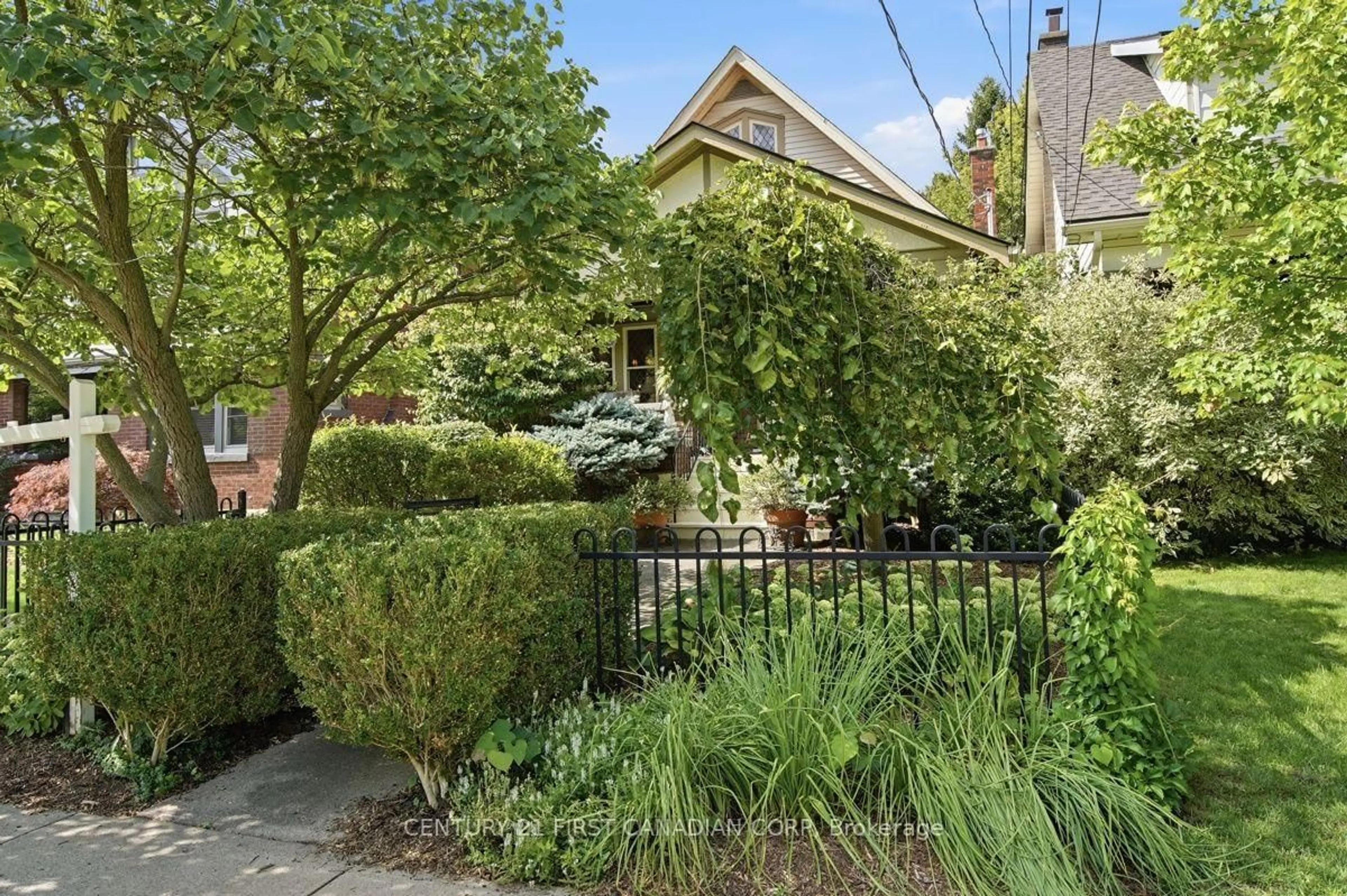 Patio, street for 444 Grosvenor St, London East Ontario N5Y 3S7
