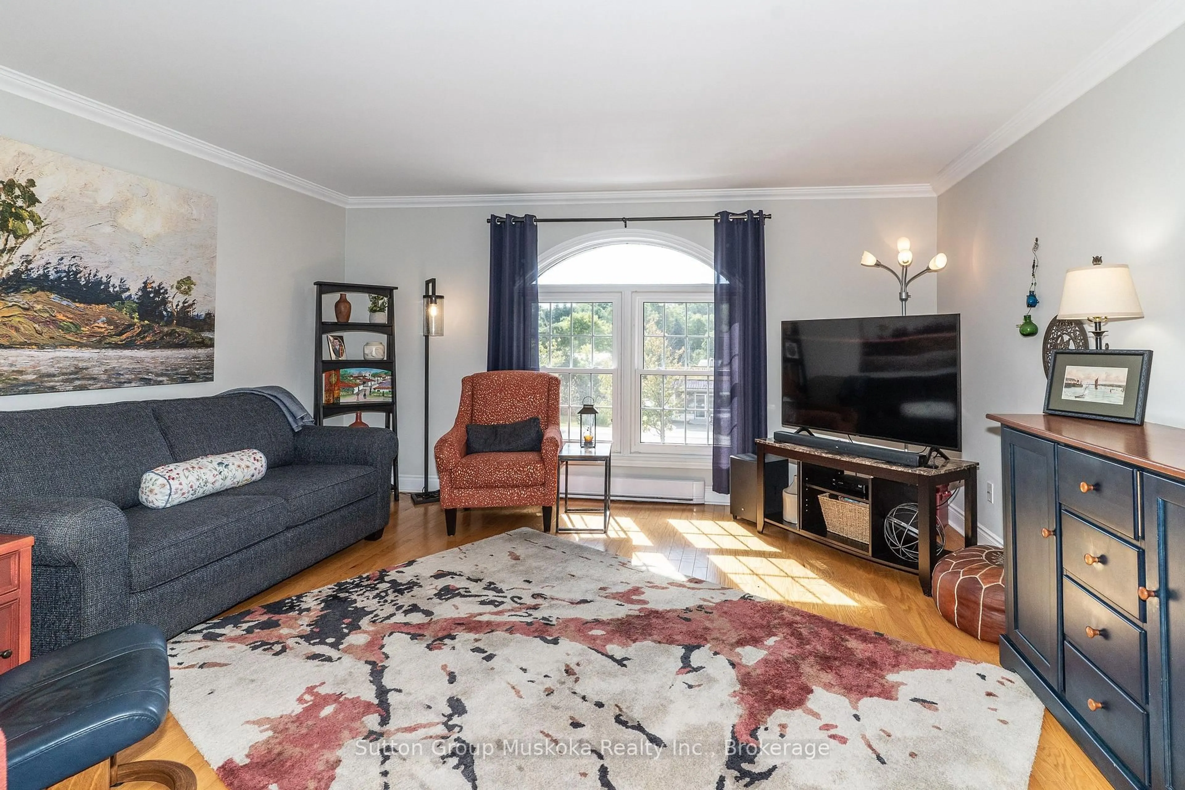 Living room with furniture, wood/laminate floor for 44 King William St #4, Huntsville Ontario P1H 1G3