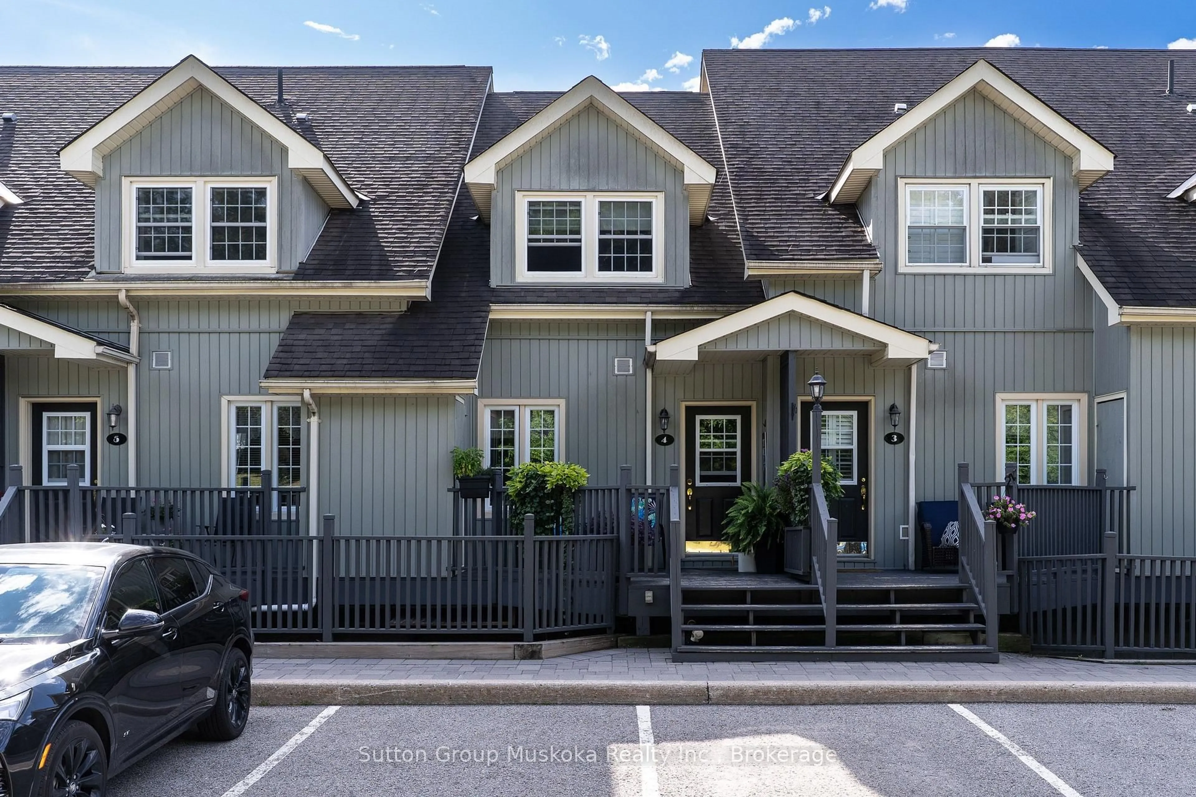 Home with vinyl exterior material, street for 44 King William St #4, Huntsville Ontario P1H 1G3