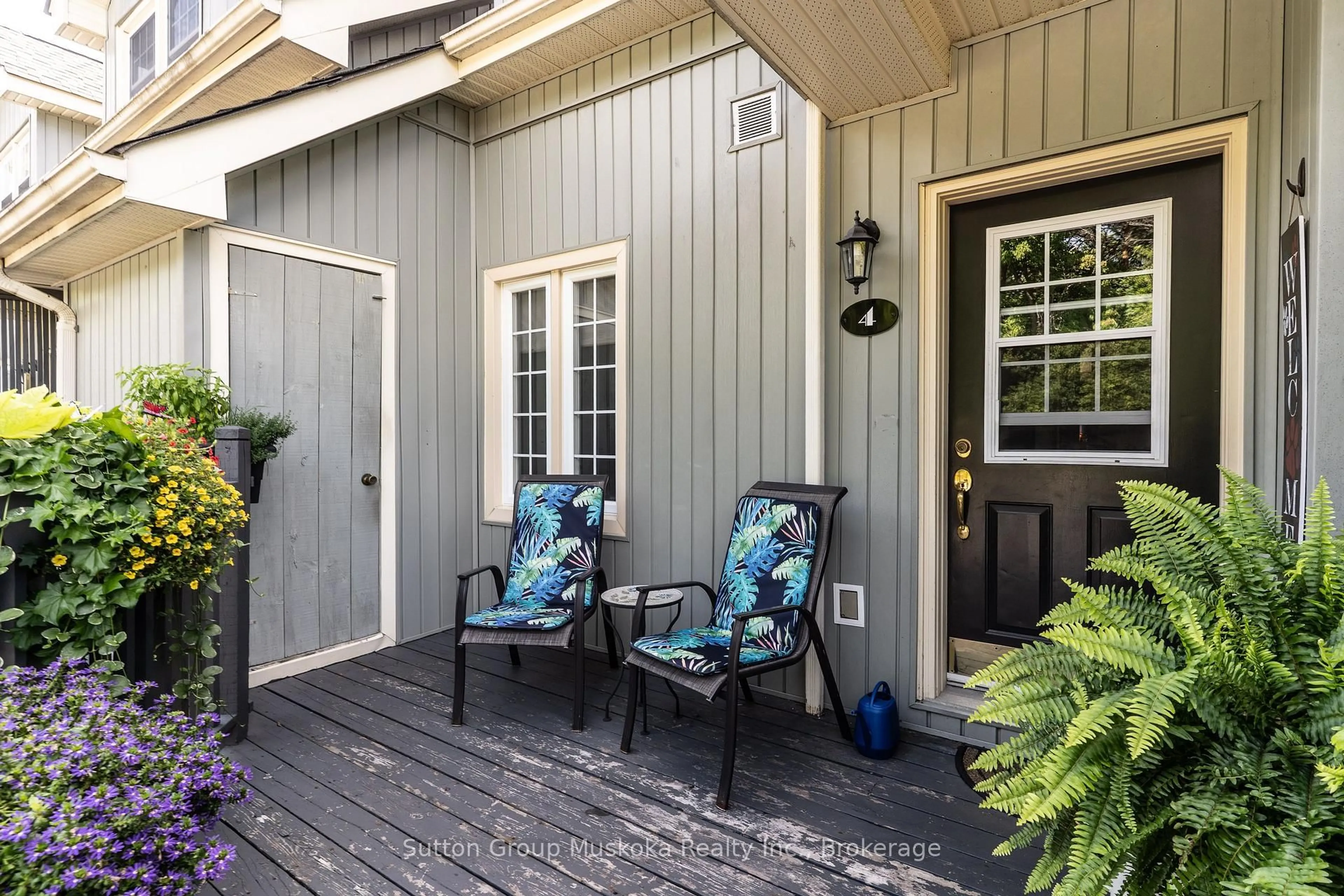 Patio, street for 44 King William St #4, Huntsville Ontario P1H 1G3