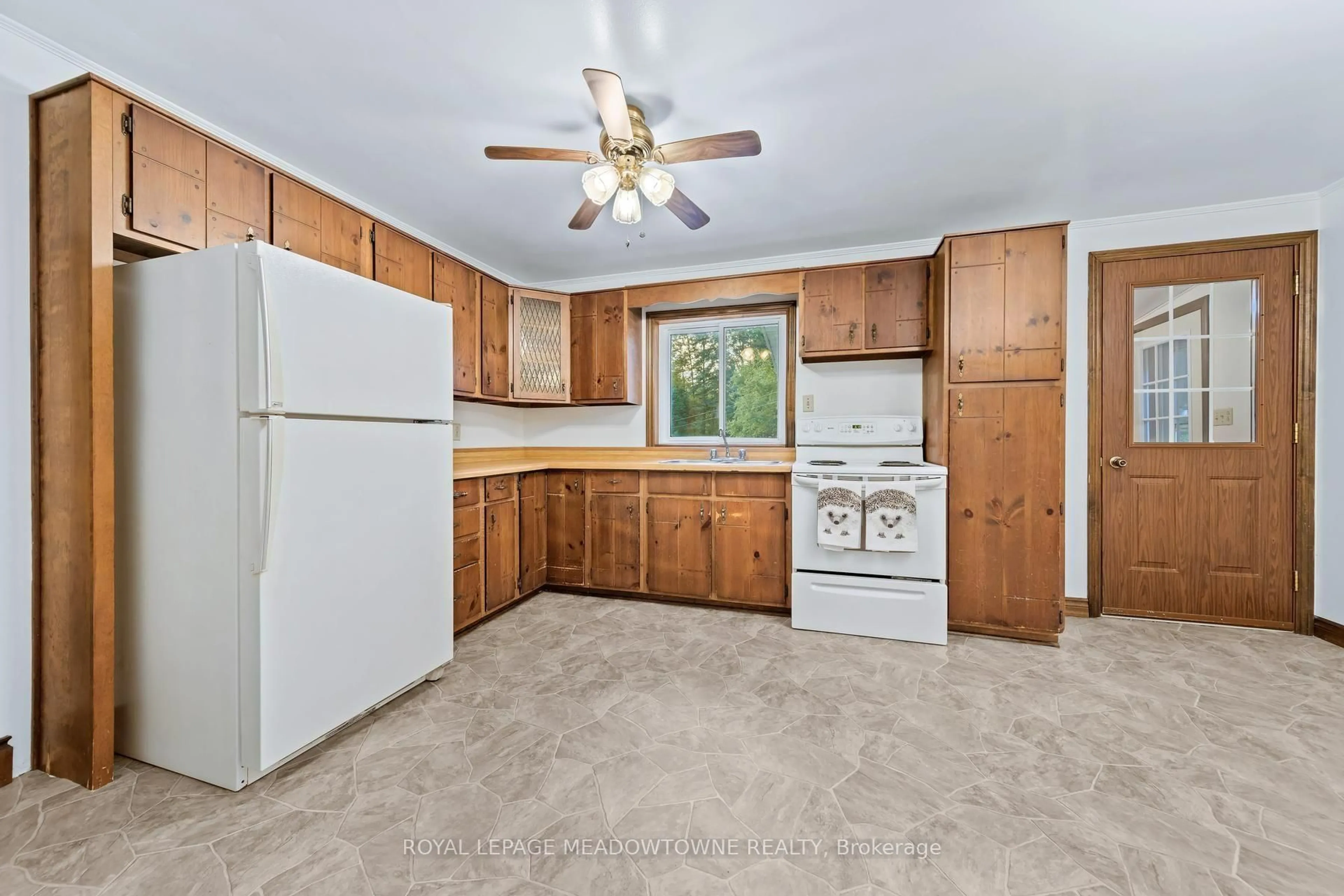 Standard kitchen, unknown for 22025 Erin East Garafrax Townline, East Garafraxa Ontario L9W 7G4