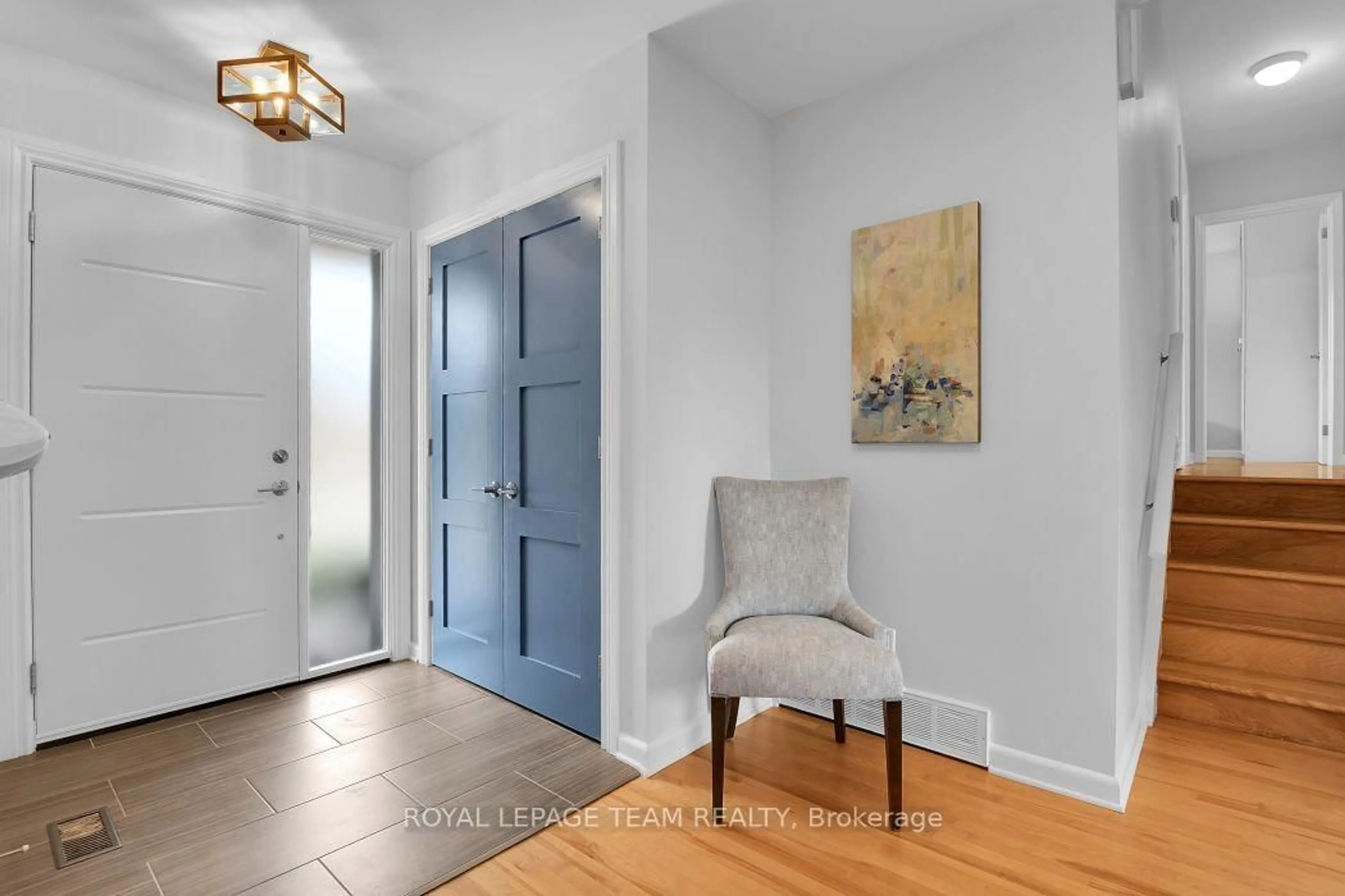 Indoor entryway for 1948 Navaho Dr, Ottawa Ontario K2C 0T6