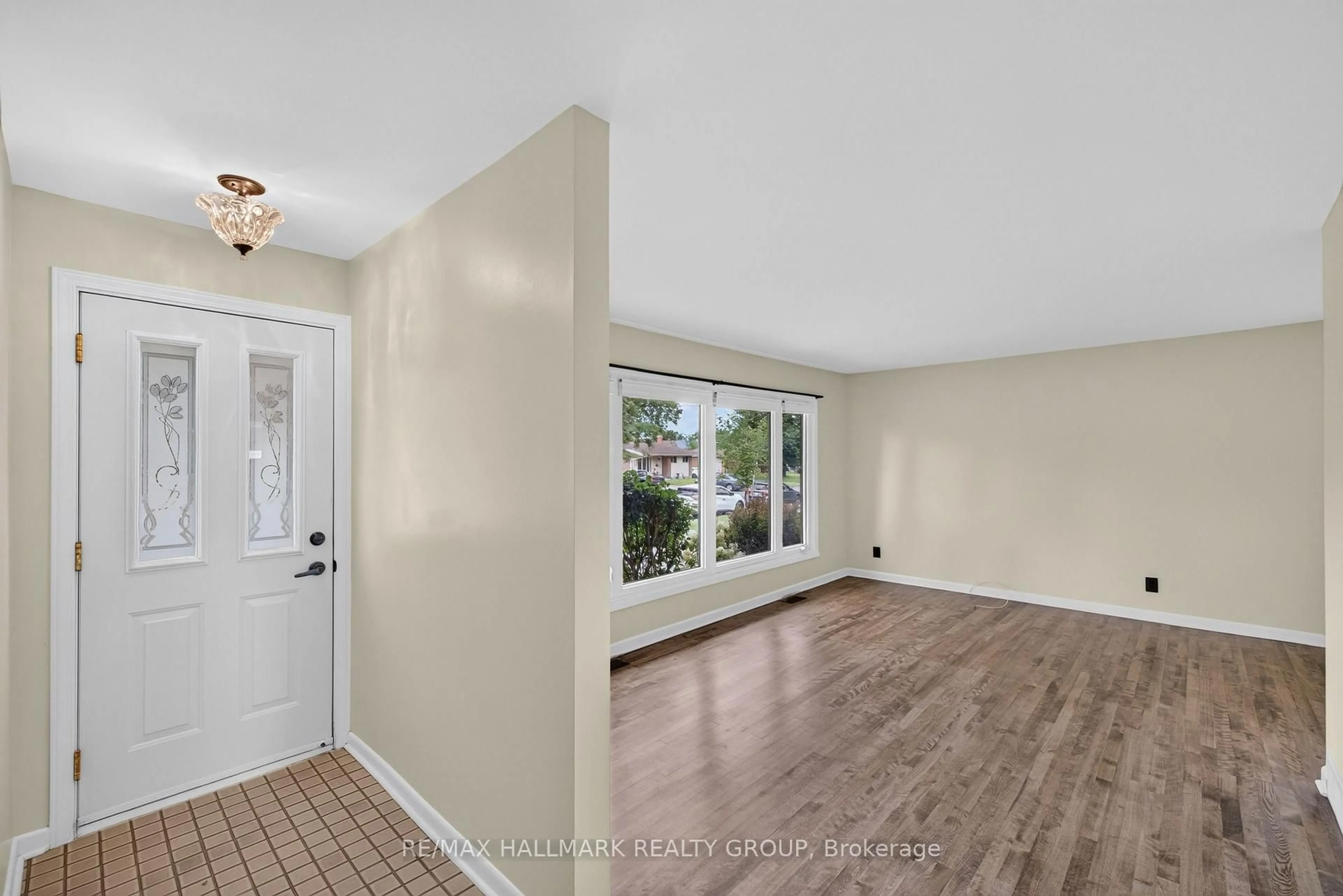 Indoor entryway for 1143 Gateway Rd, Ottawa Ontario K2C 2W8