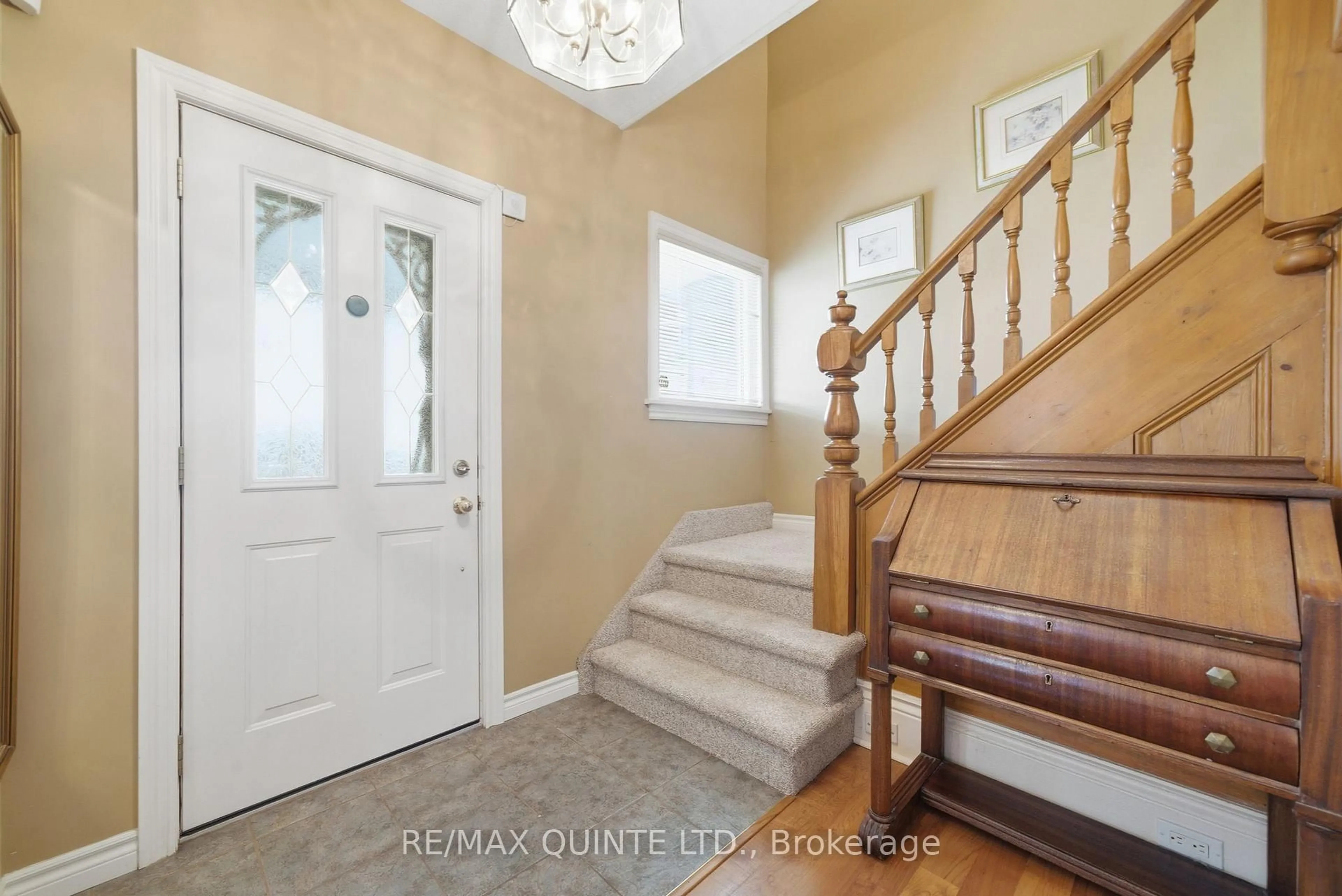 Indoor entryway for 94 Dundas St, Belleville Ontario K8N 1C1