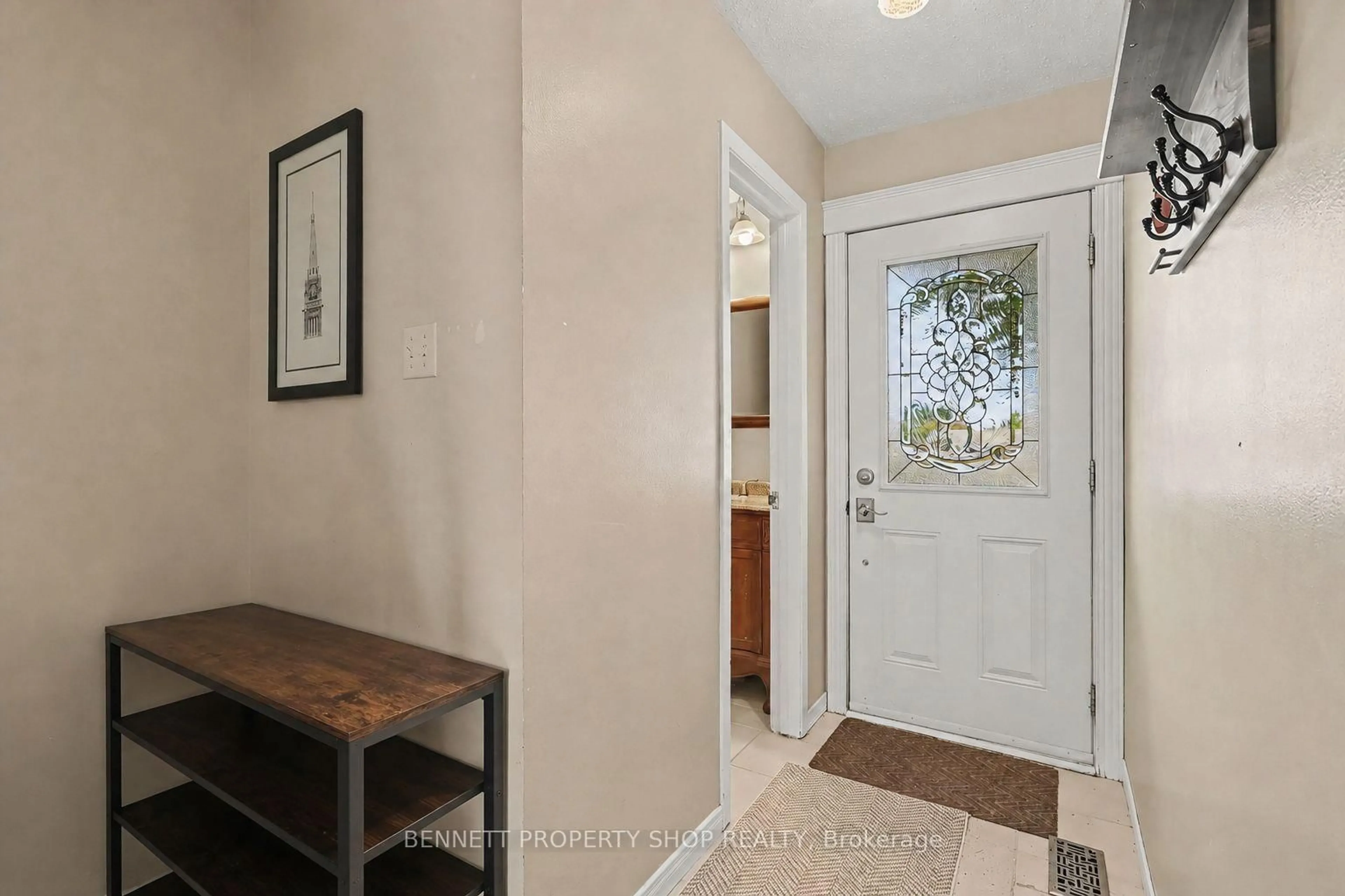 Indoor entryway for 2300 Ogilvie Rd #32, Ottawa Ontario K1J 7X8