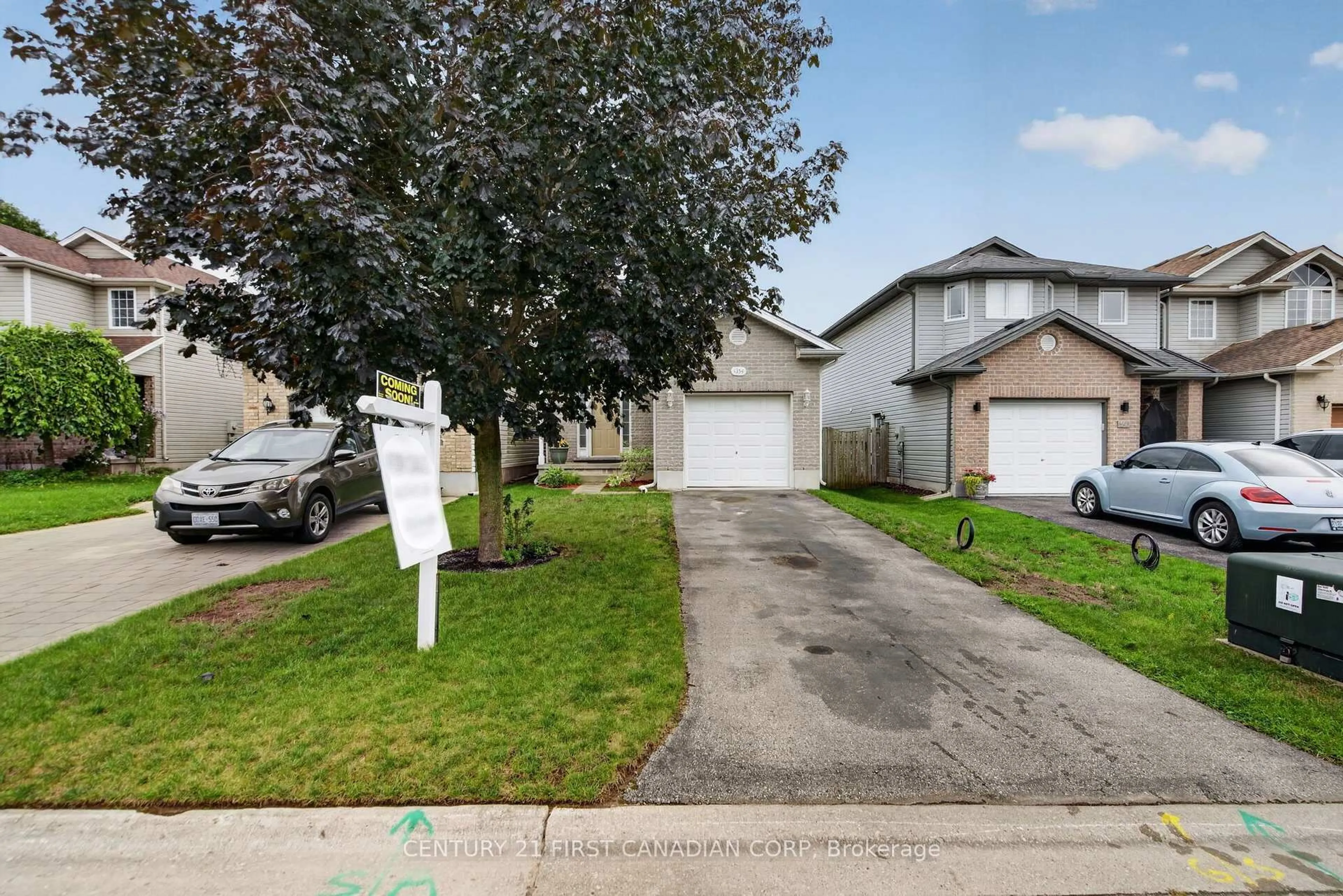 A pic from outside/outdoor area/front of a property/back of a property/a pic from drone, street for 1354 Aspenridge Cres, London East Ontario N5Y 5P1