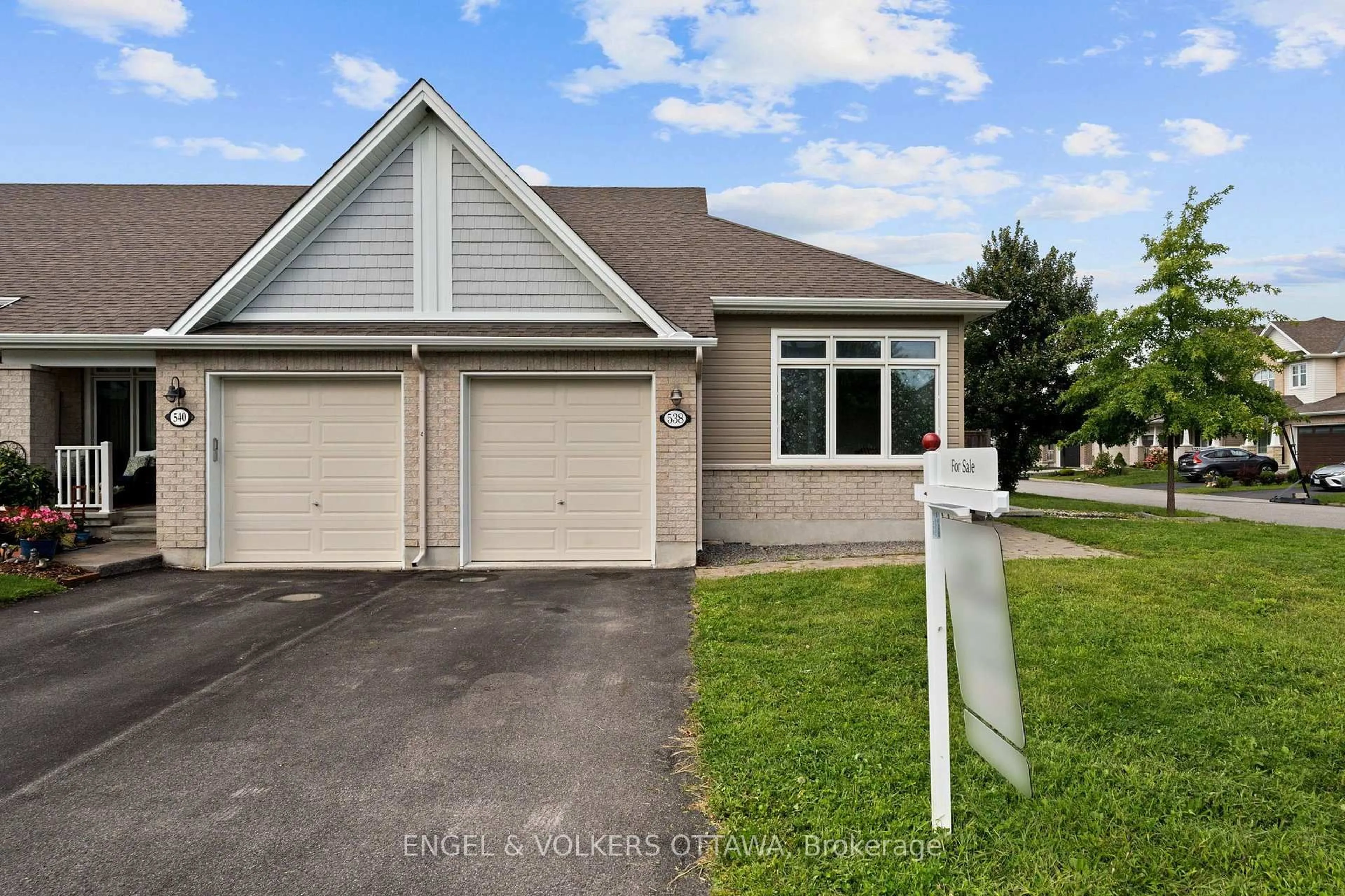 A pic from outside/outdoor area/front of a property/back of a property/a pic from drone, street for 538 Silverbell Cres, Ottawa Ontario K1T 0P1