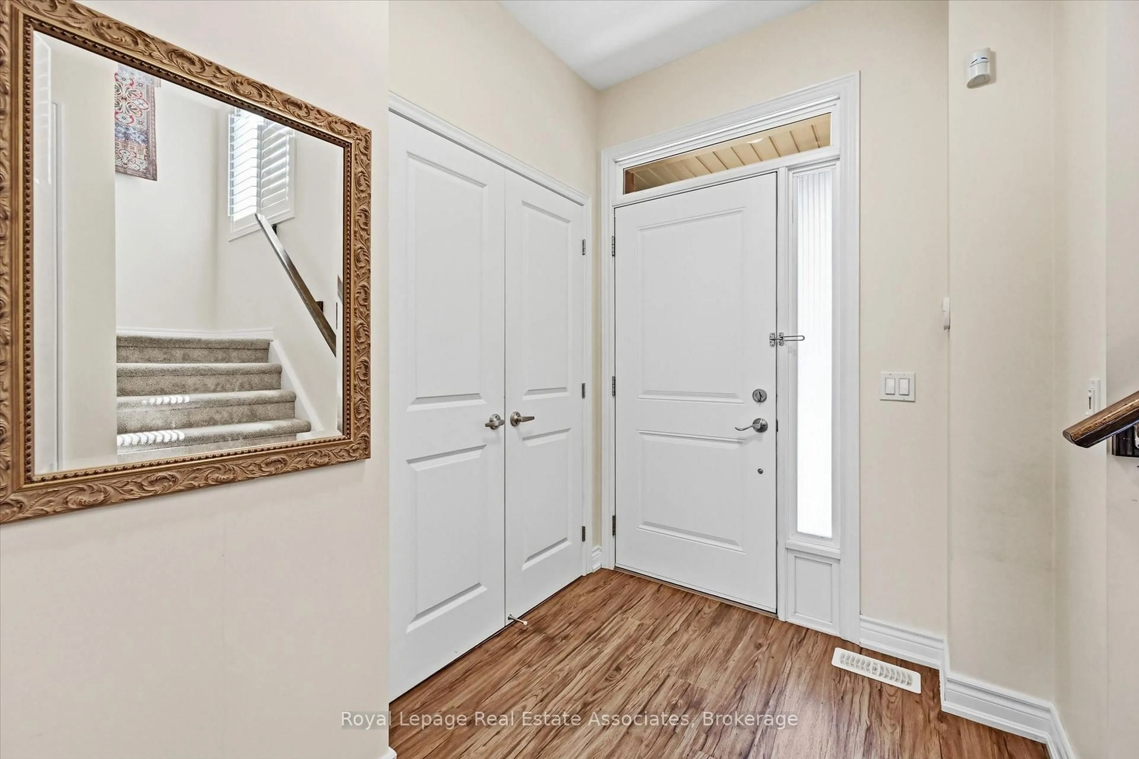 Indoor entryway for 1 Southshore Cres, Hamilton Ontario L8E 0J3
