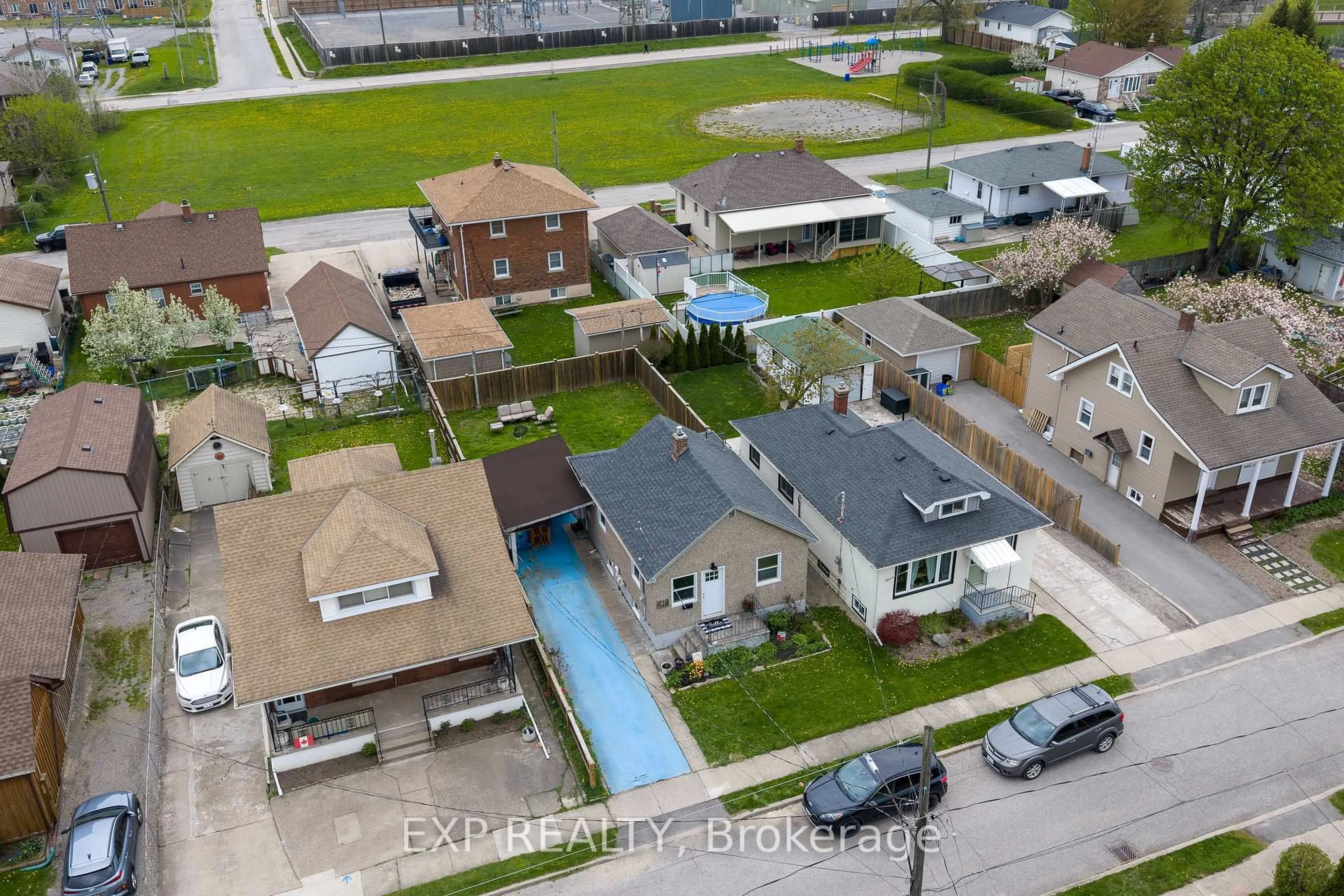 A pic from outside/outdoor area/front of a property/back of a property/a pic from drone, street for 47 Battle St, Thorold Ontario L2V 3W4