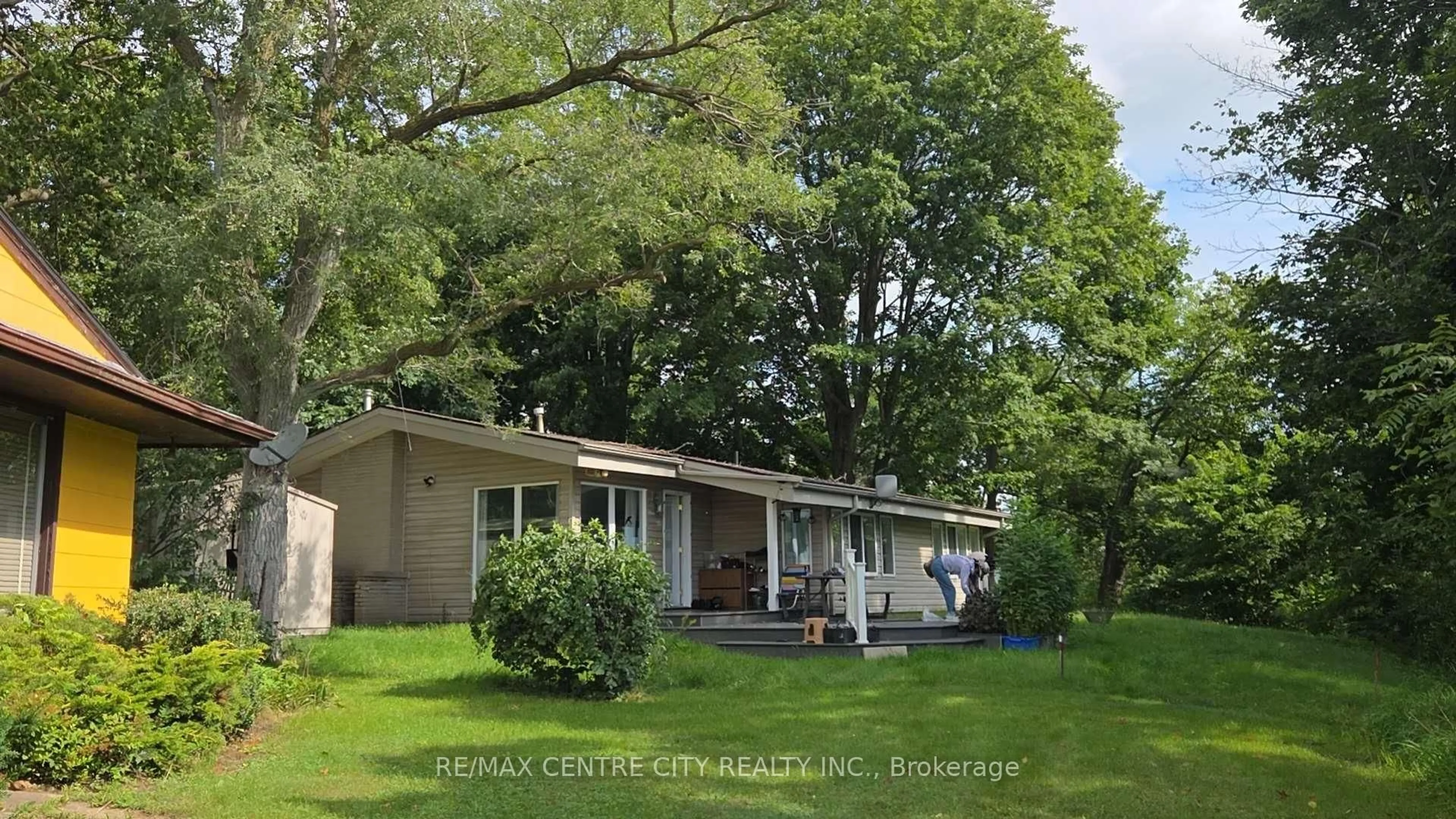 Home with vinyl exterior material, unknown for 20863 WYE Creek Dr, Thames Centre Ontario N0M 2P0