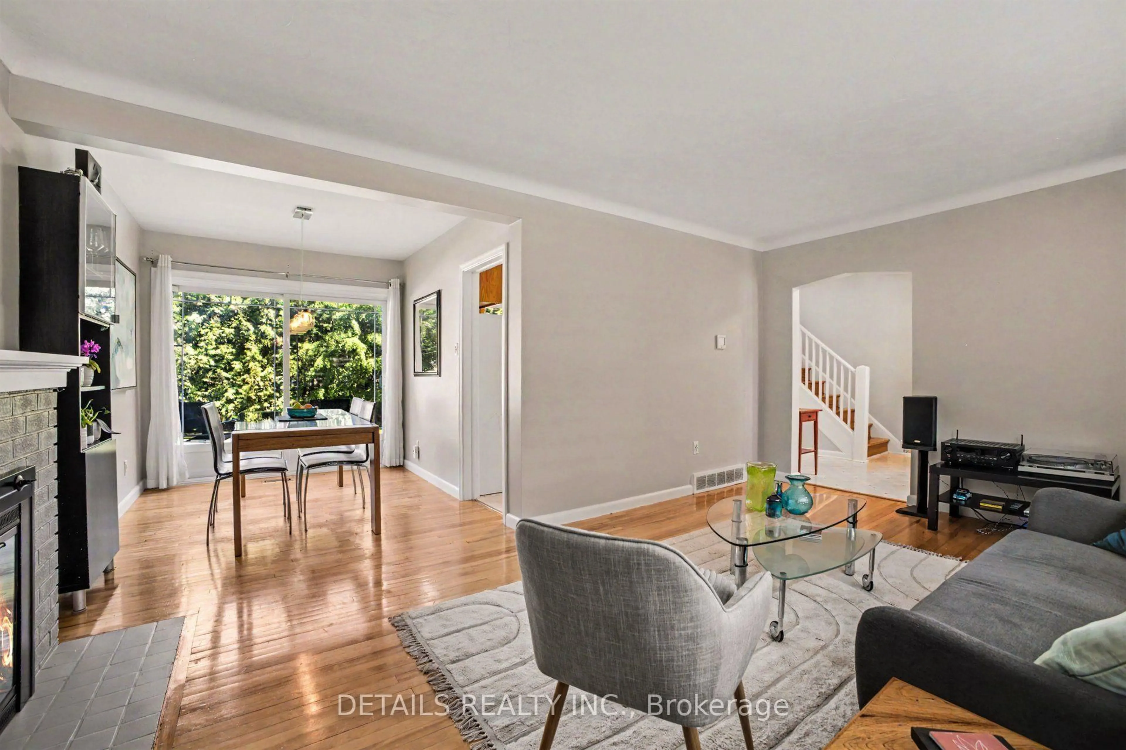 Living room with furniture, unknown for 1233 Checkers Rd, Ottawa Ontario K2C 2S8