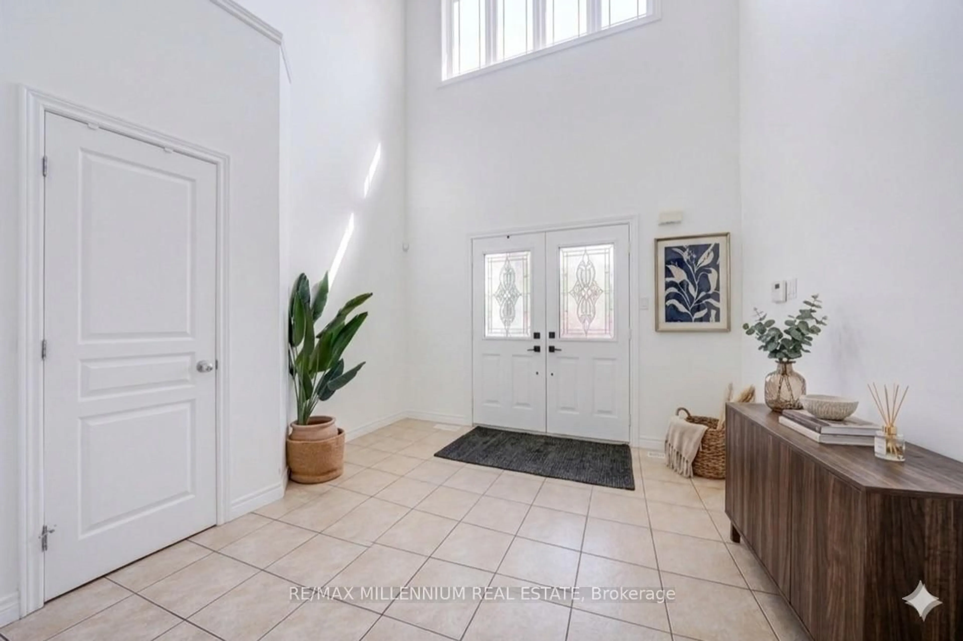 Indoor entryway for 96 Windwood Dr, Hamilton Ontario L0R 1C0