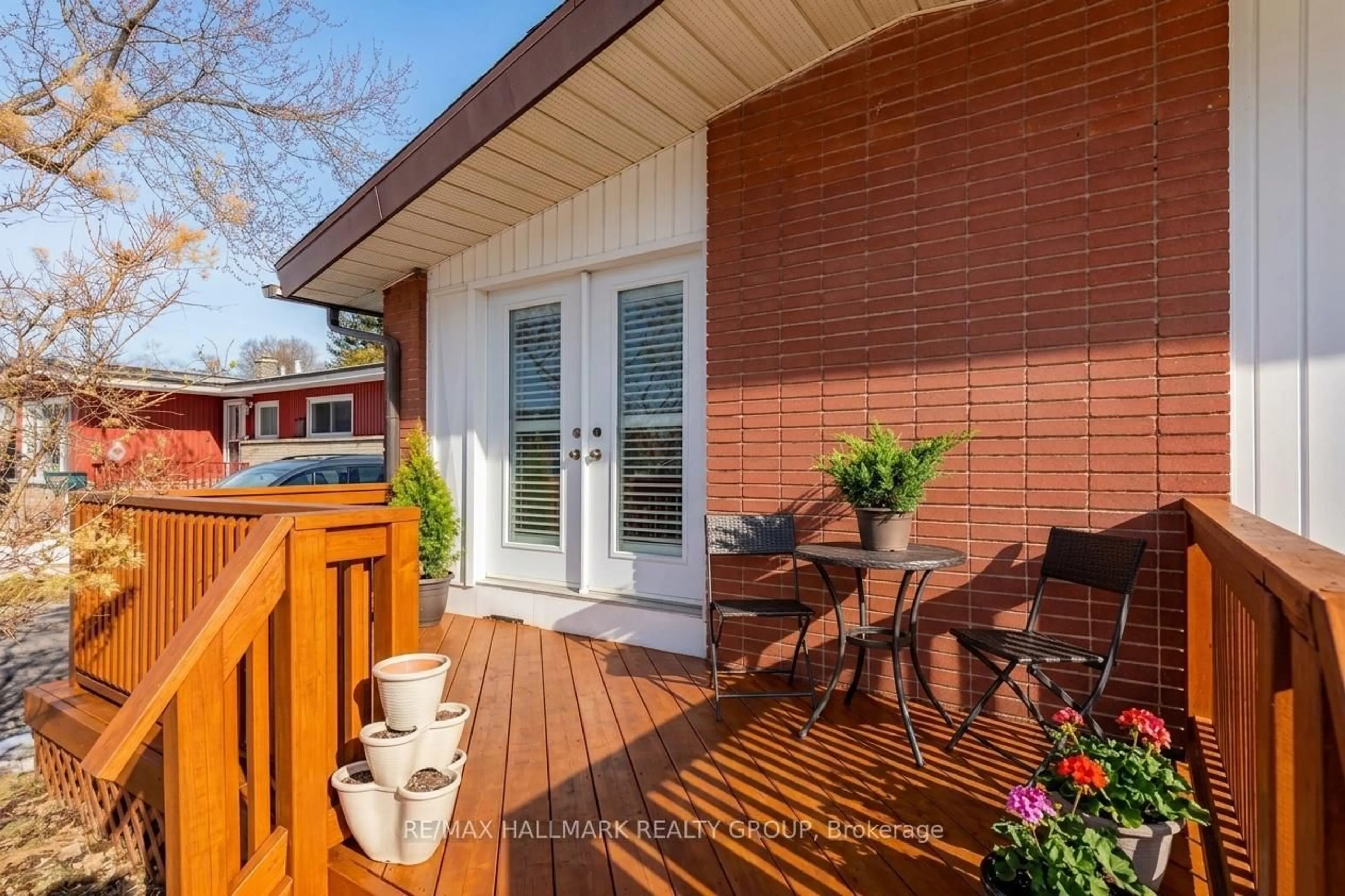 Patio, street for 2223 Halifax Dr, Ottawa Ontario K1G 2W4