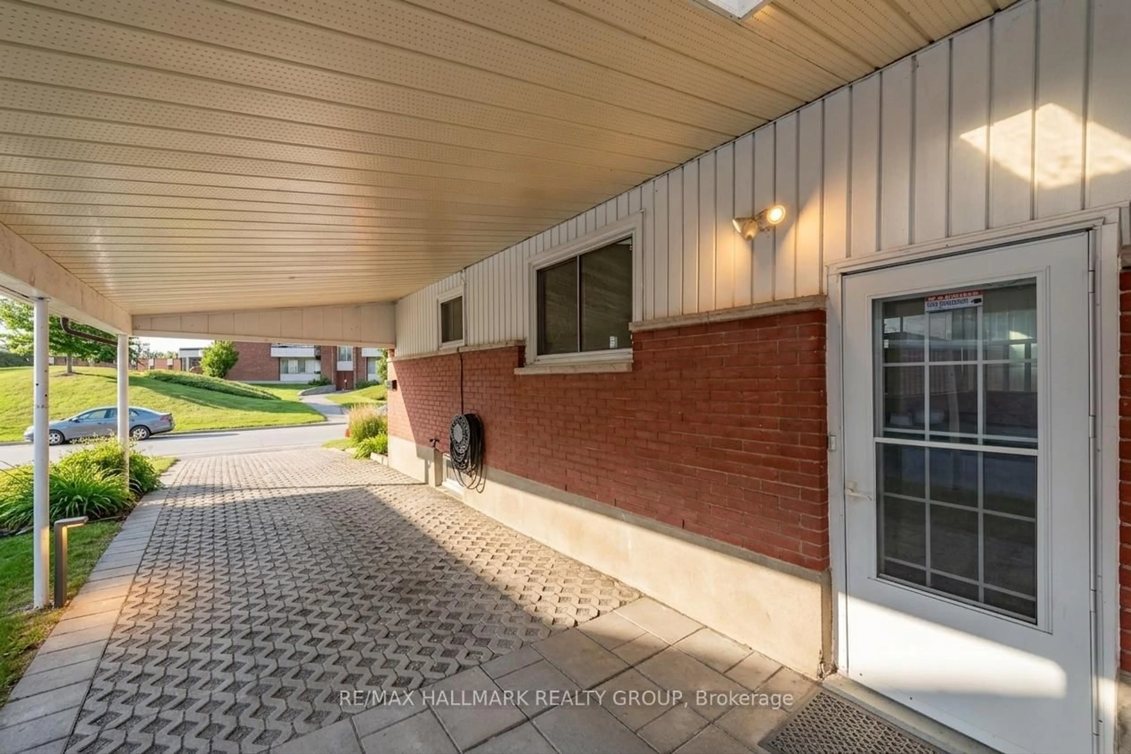 Unknown for 2223 Halifax Dr, Ottawa Ontario K1G 2W4