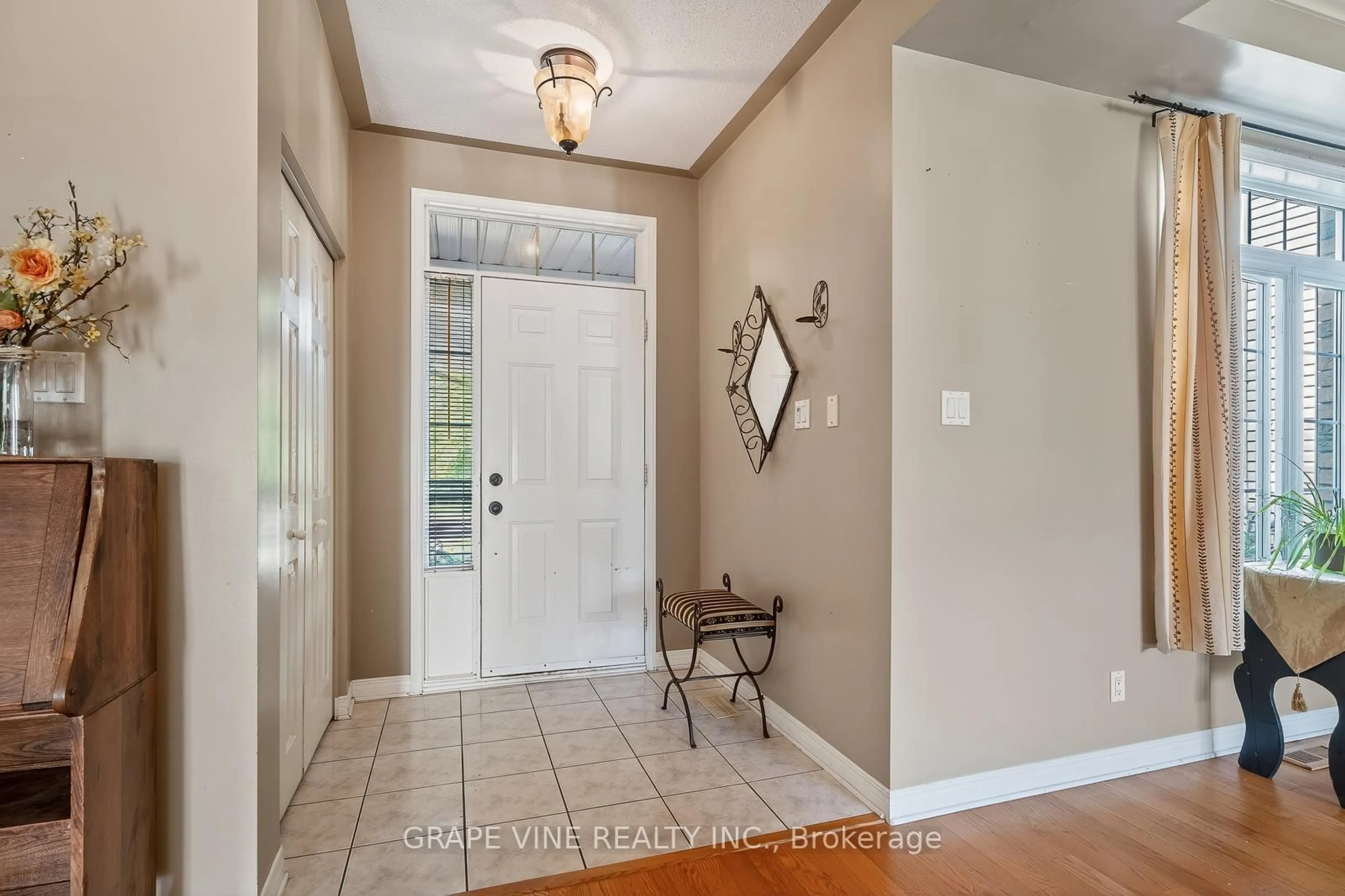 Indoor entryway for 175 Allanford Ave, Ottawa Ontario K1T 3Y4