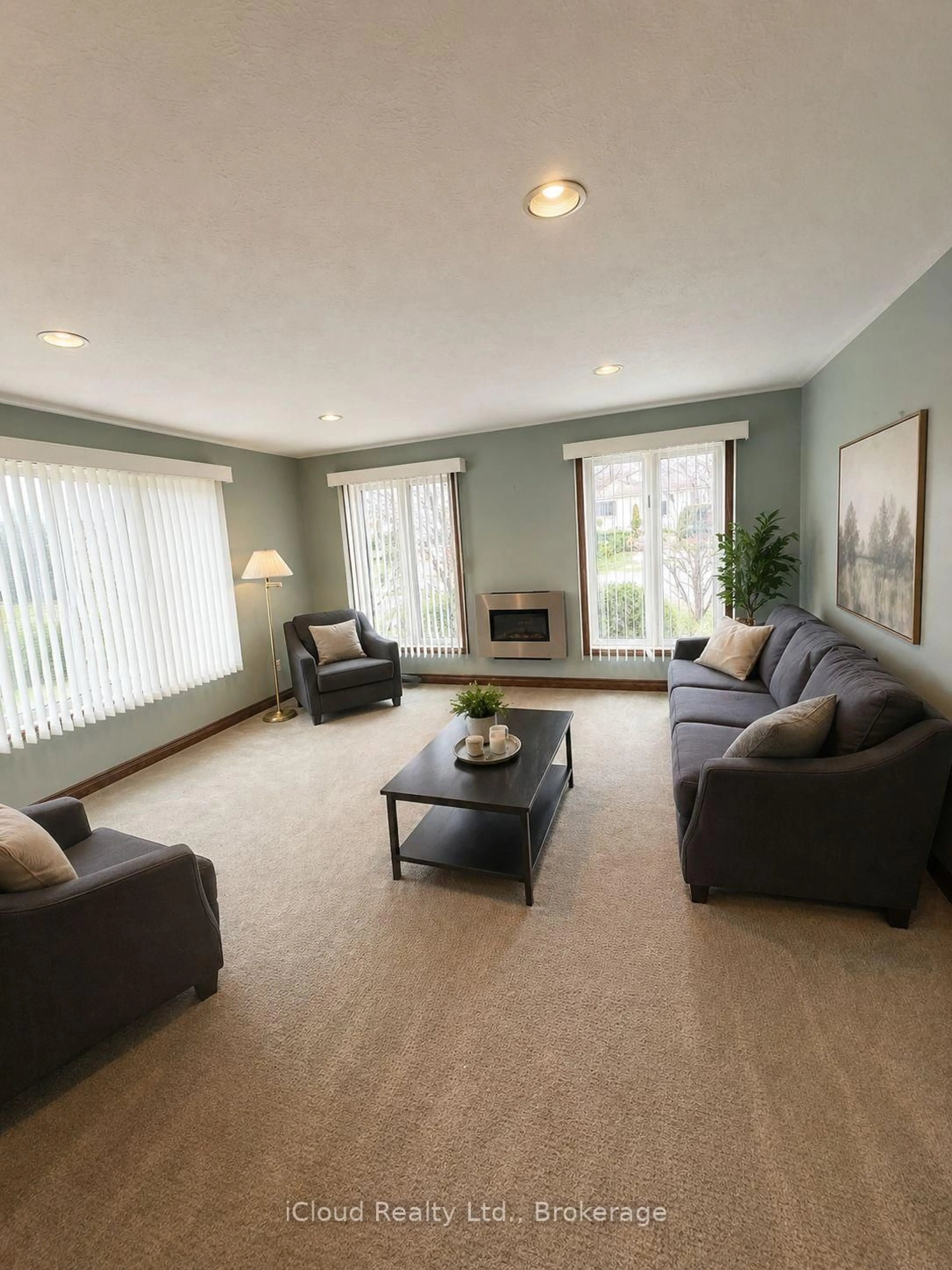 Living room with furniture, unknown for 86 Glendale Dr, Tillsonburg Ontario N4G 1J7