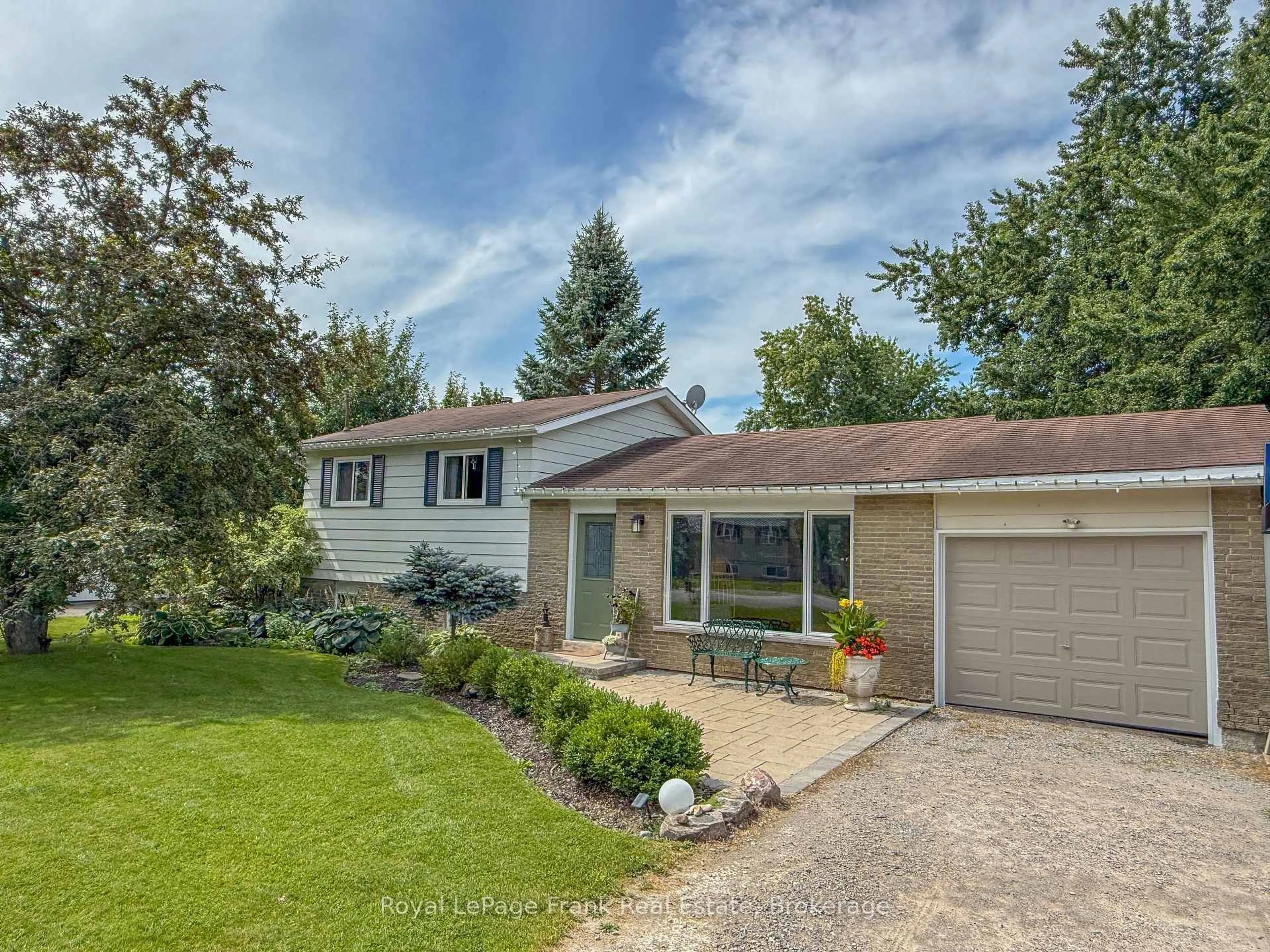 Home with vinyl exterior material, street for 10 Chickadee Crt, Kawartha Lakes Ontario L9L 1B6