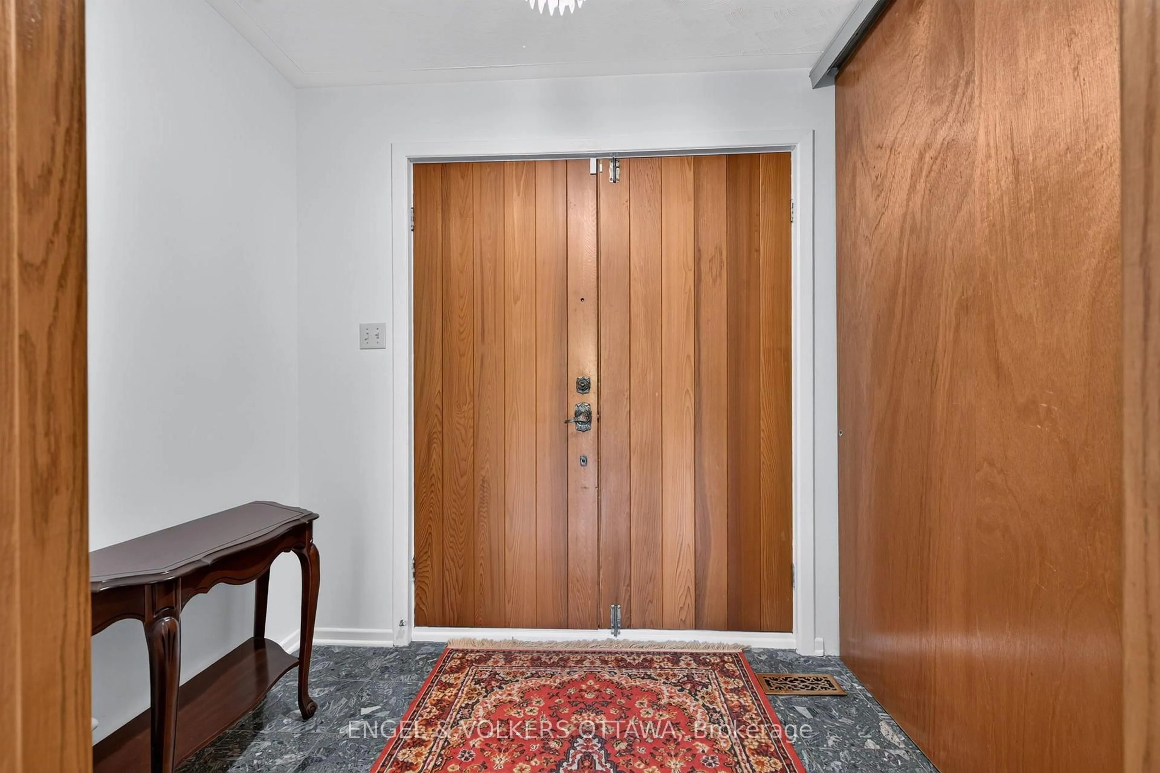 Indoor foyer for 760 Kerwin Rd, Ottawa Ontario K0A 1T0