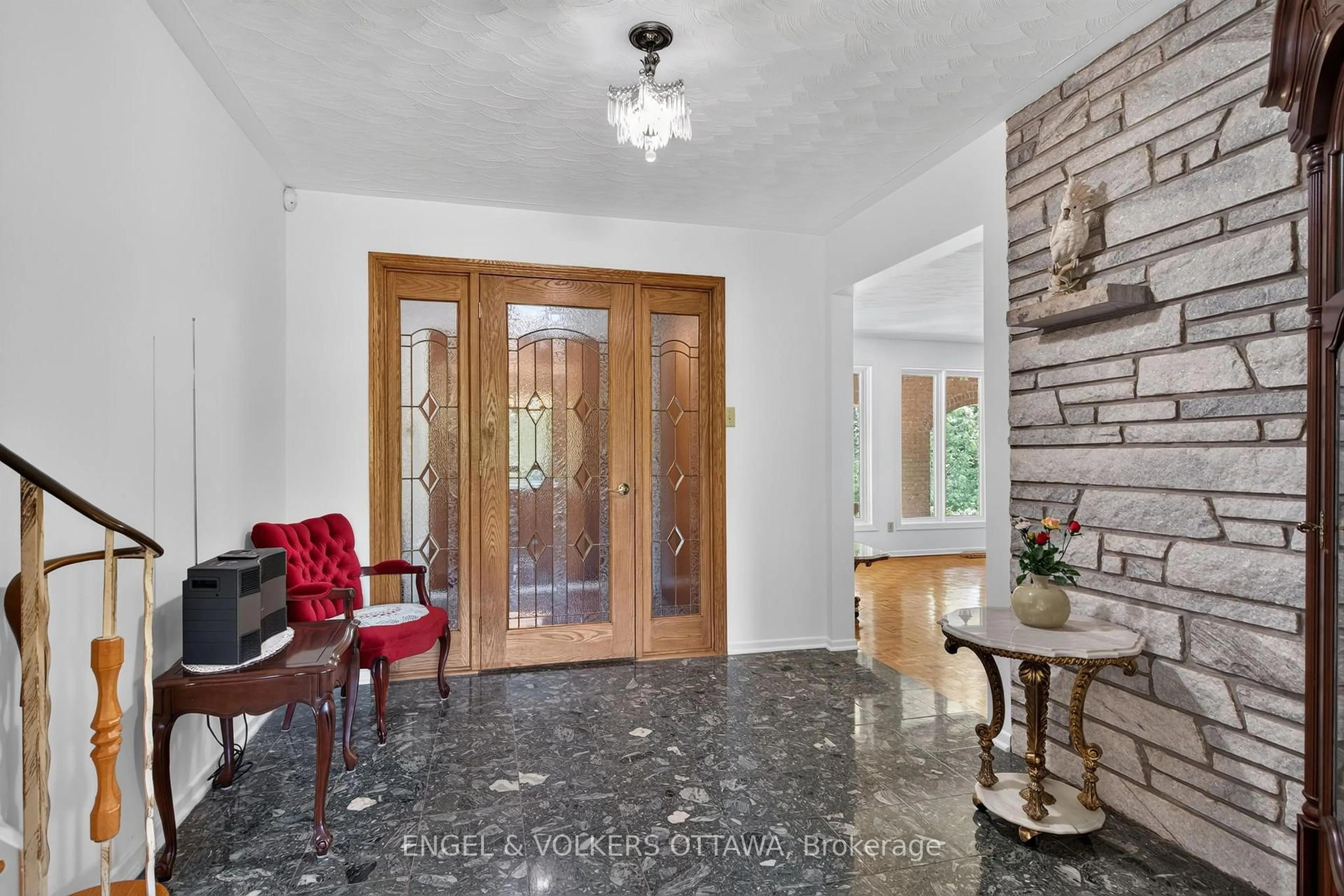 Indoor foyer for 760 Kerwin Rd, Ottawa Ontario K0A 1T0