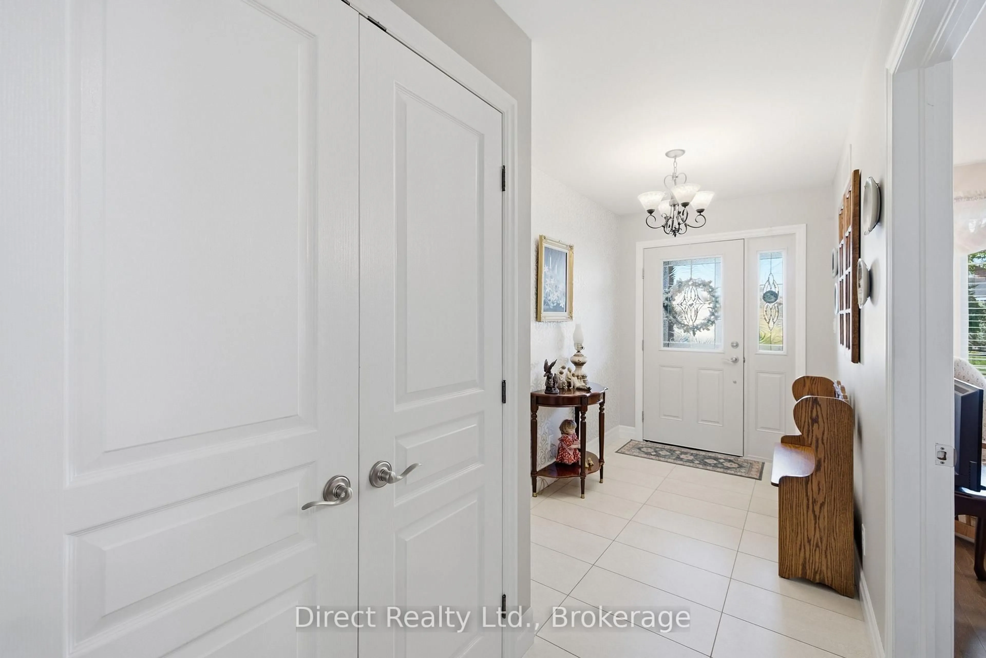 Indoor entryway for 35 Hummingbird Dr, Belleville Ontario K8N 0H2