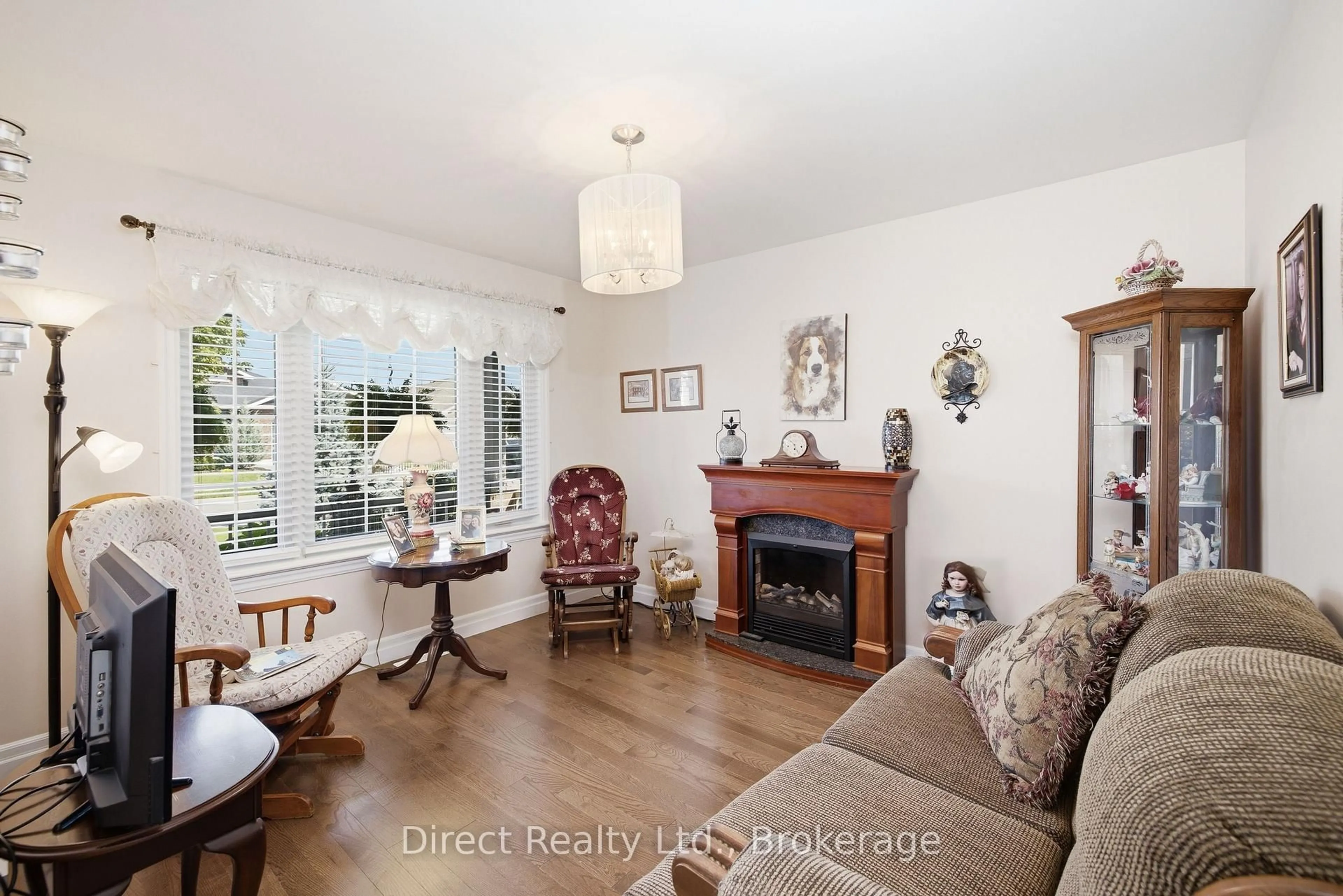 Living room with furniture, wood/laminate floor for 35 Hummingbird Dr, Belleville Ontario K8N 0H2