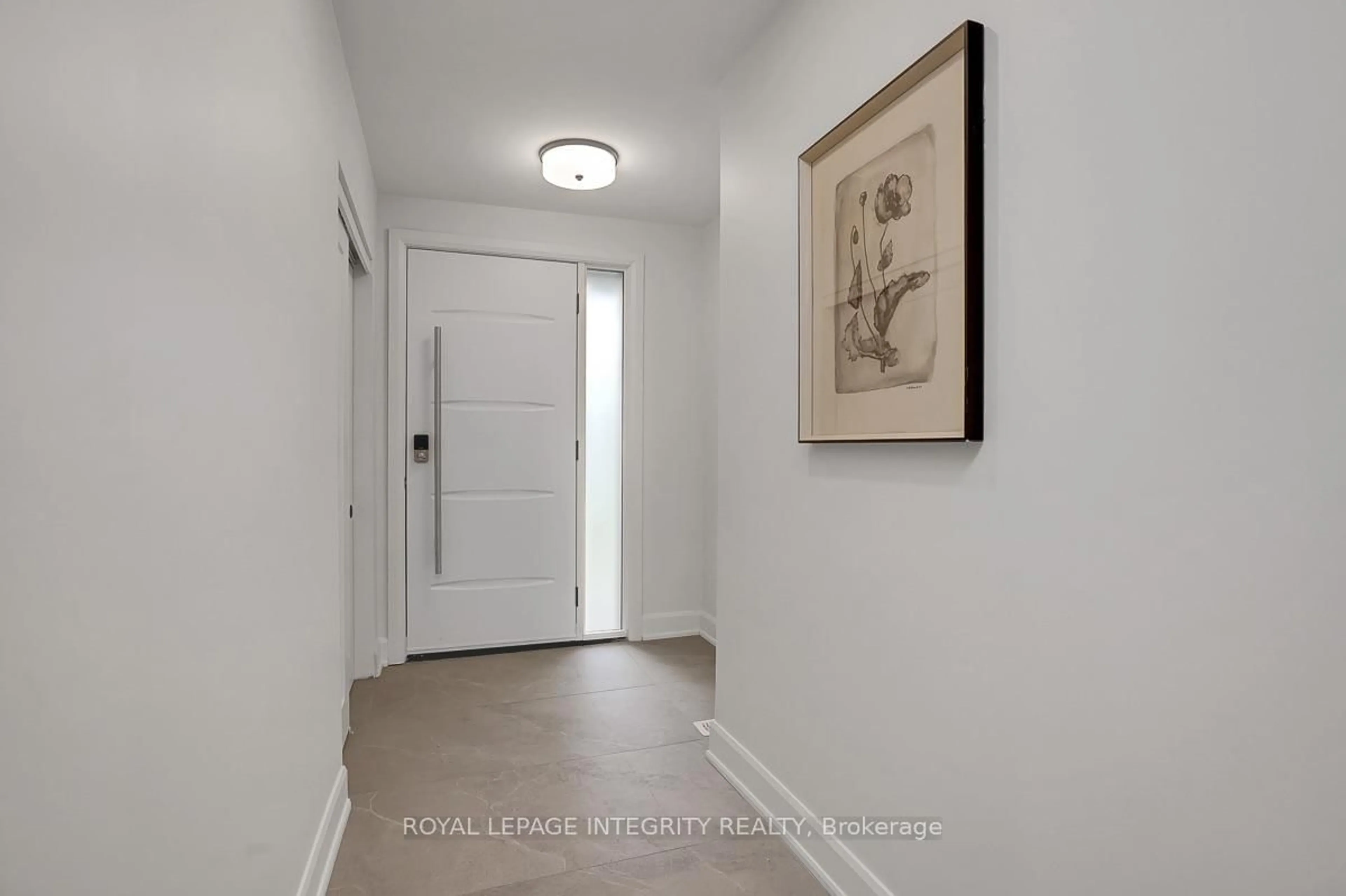 Indoor entryway for 8 Brian Cres, Ottawa Ontario K2H 6X3
