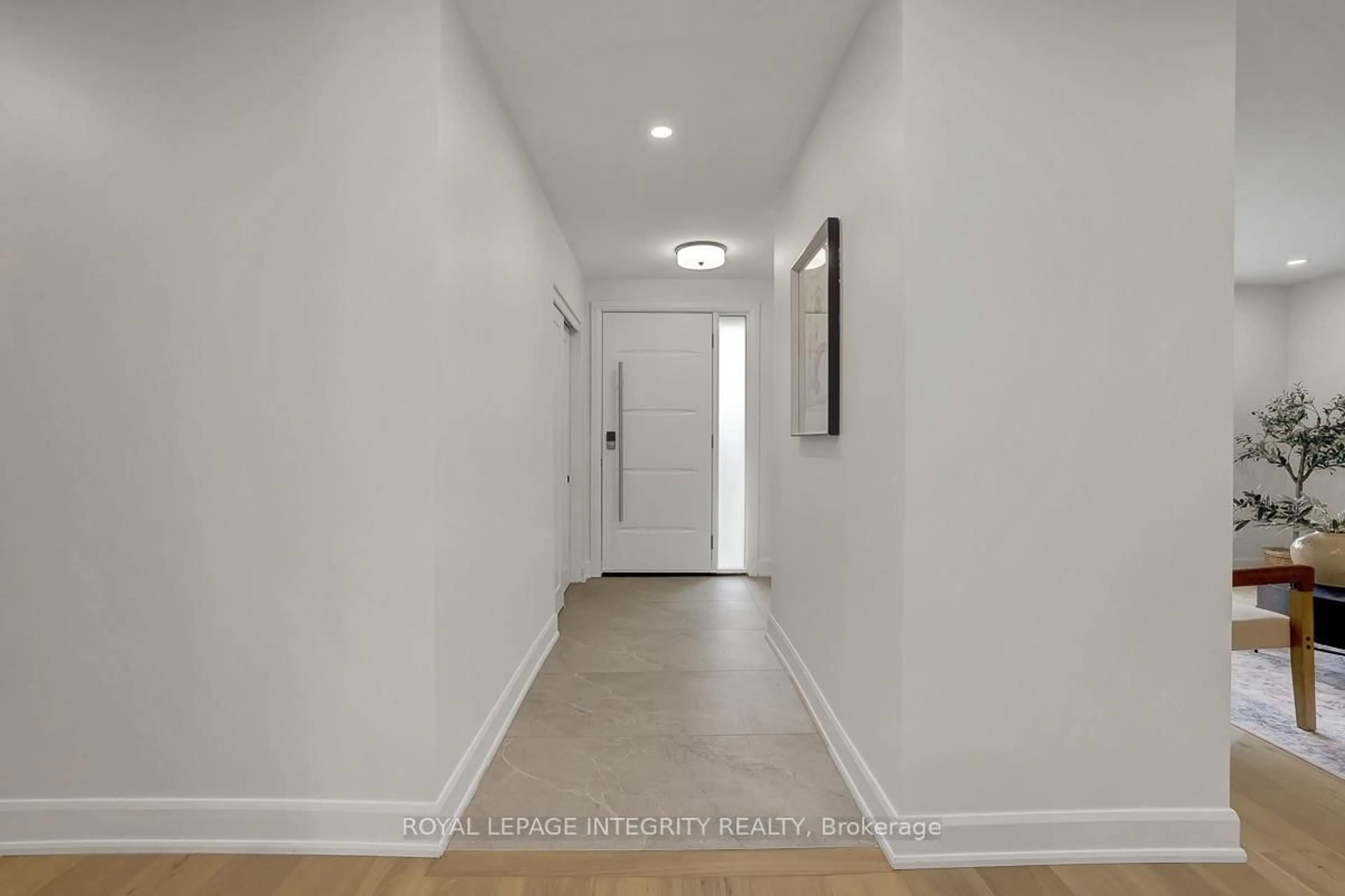 Indoor entryway for 8 Brian Cres, Ottawa Ontario K2H 6X3