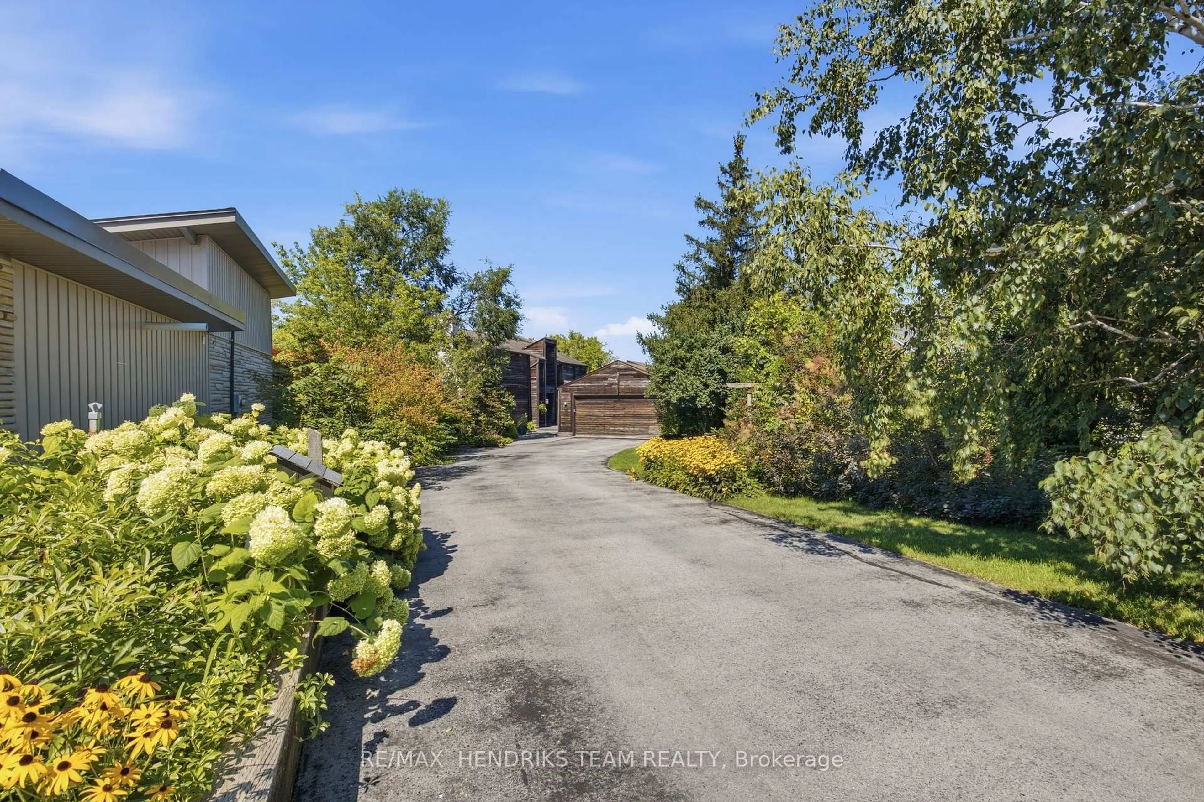 A pic from outside/outdoor area/front of a property/back of a property/a pic from drone, street for 10 Vergorda Circ, St. Catharines Ontario L2T 2P2