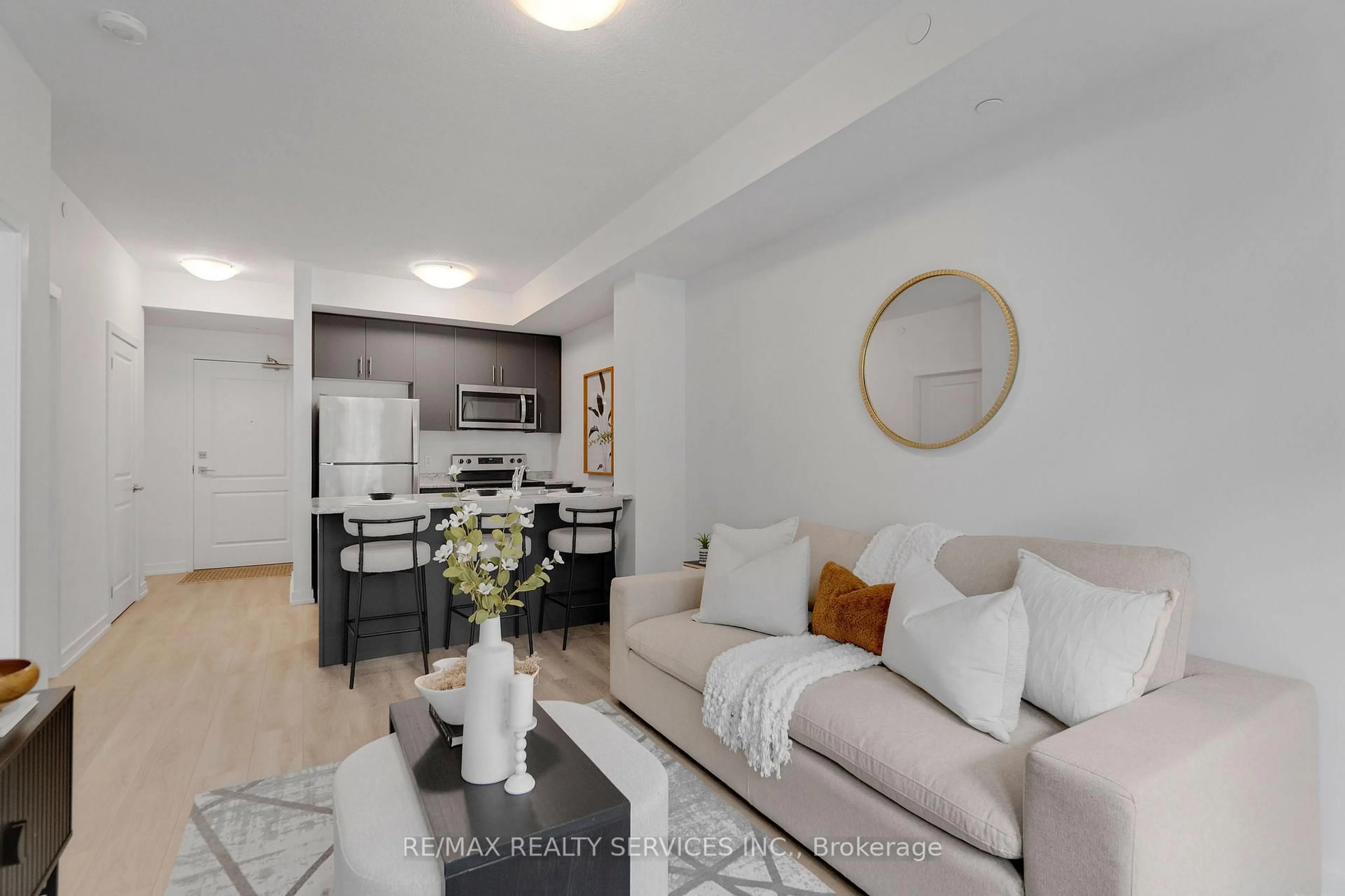 Living room with furniture, unknown for 5055 Greenlane Rd #136, Lincoln Ontario L3J 2J3