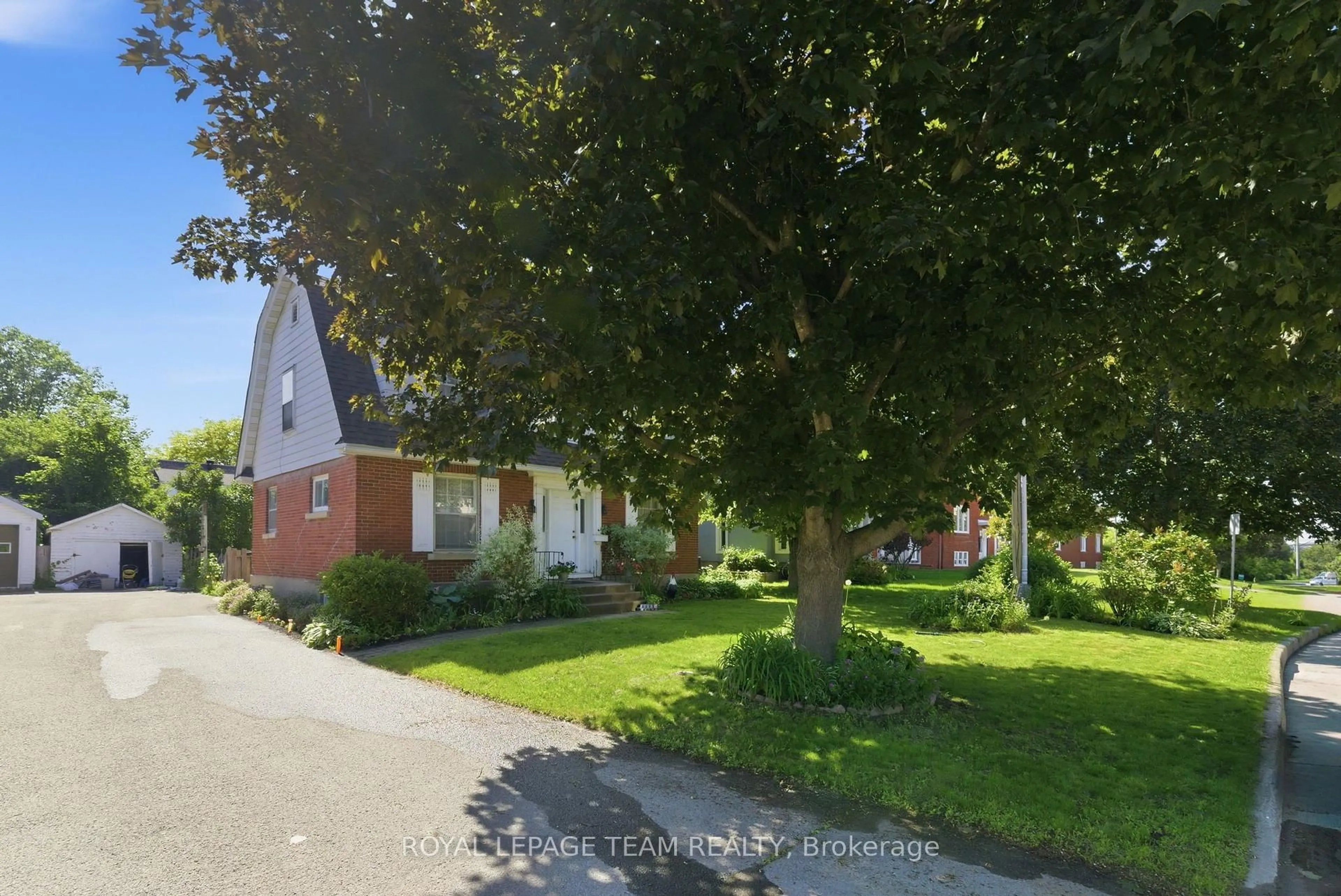 A pic from outside/outdoor area/front of a property/back of a property/a pic from drone, street for 416 Tweedsmuir Ave, Ottawa Ontario K1Z 5N5