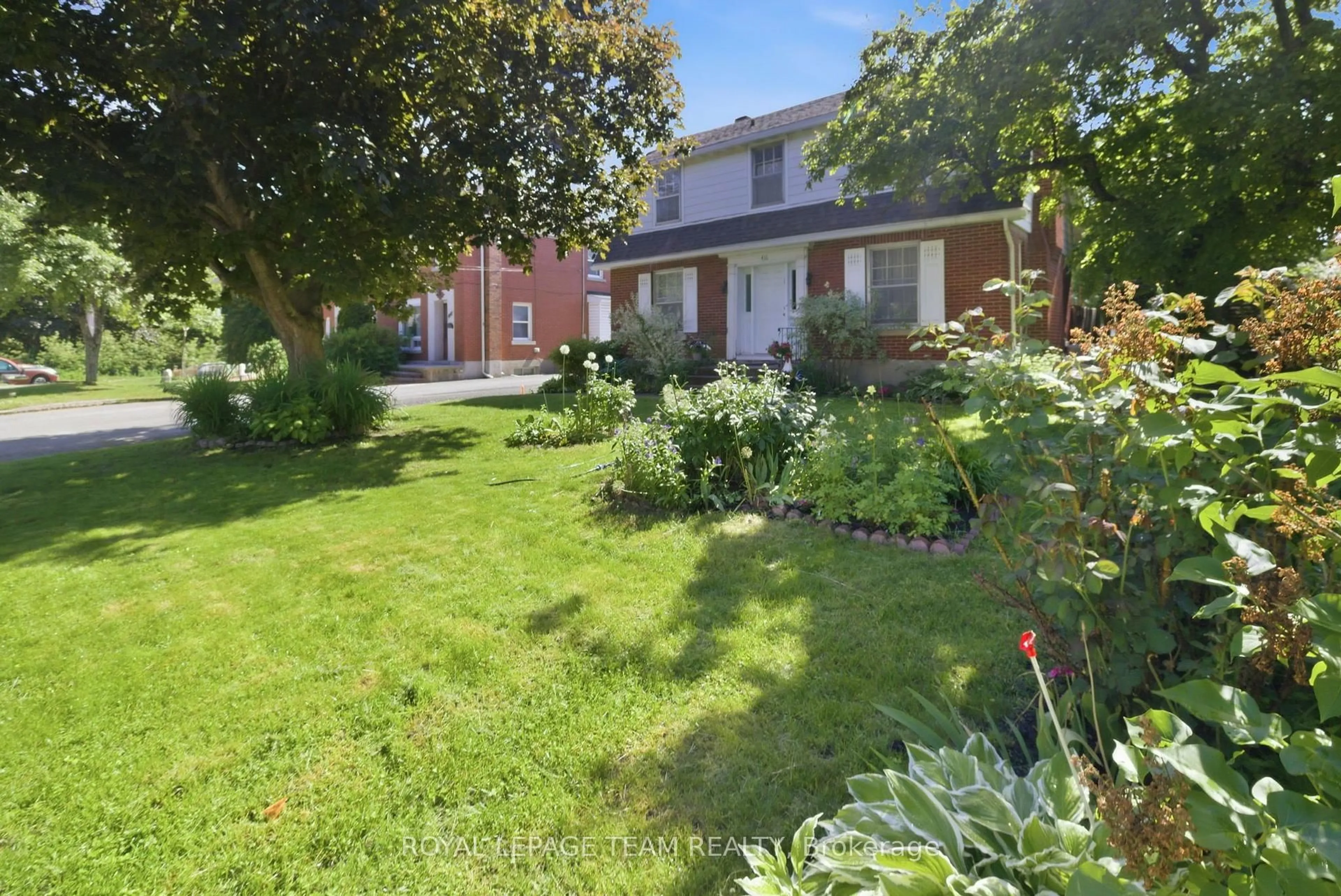A pic from outside/outdoor area/front of a property/back of a property/a pic from drone, street for 416 Tweedsmuir Ave, Ottawa Ontario K1Z 5N5