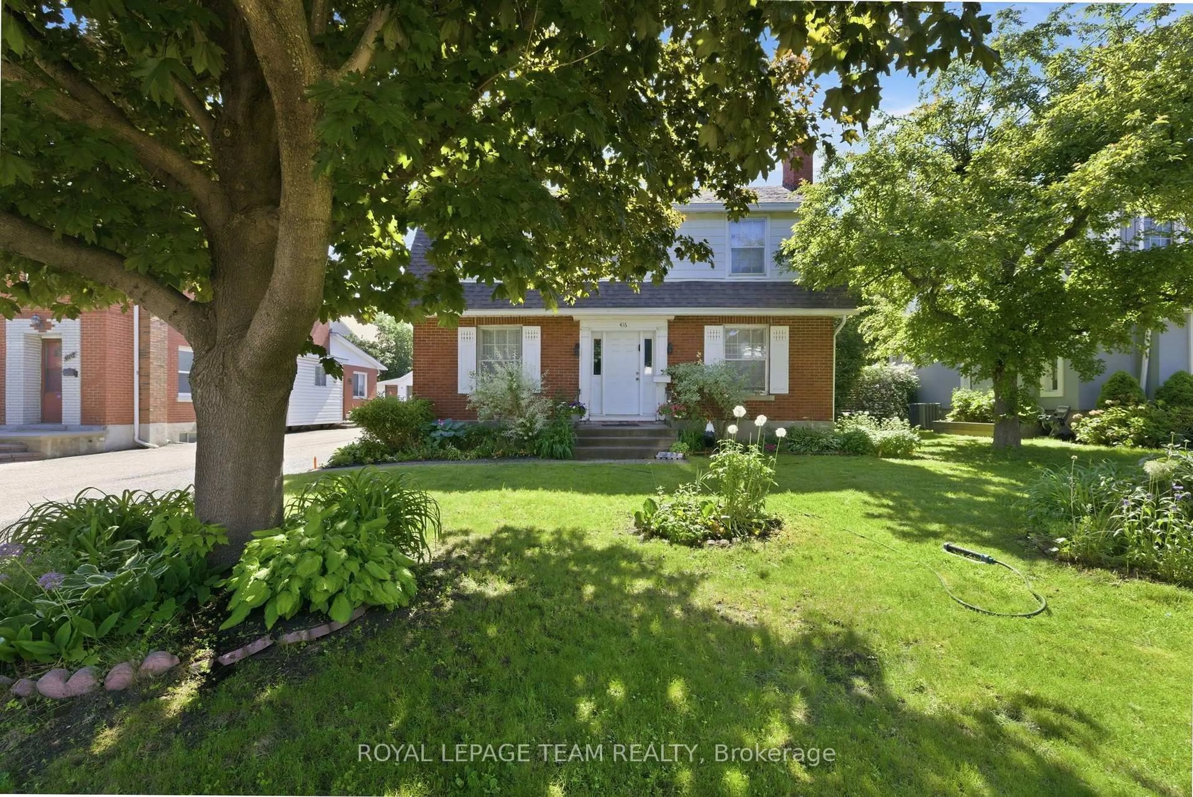 A pic from outside/outdoor area/front of a property/back of a property/a pic from drone, street for 416 Tweedsmuir Ave, Ottawa Ontario K1Z 5N5