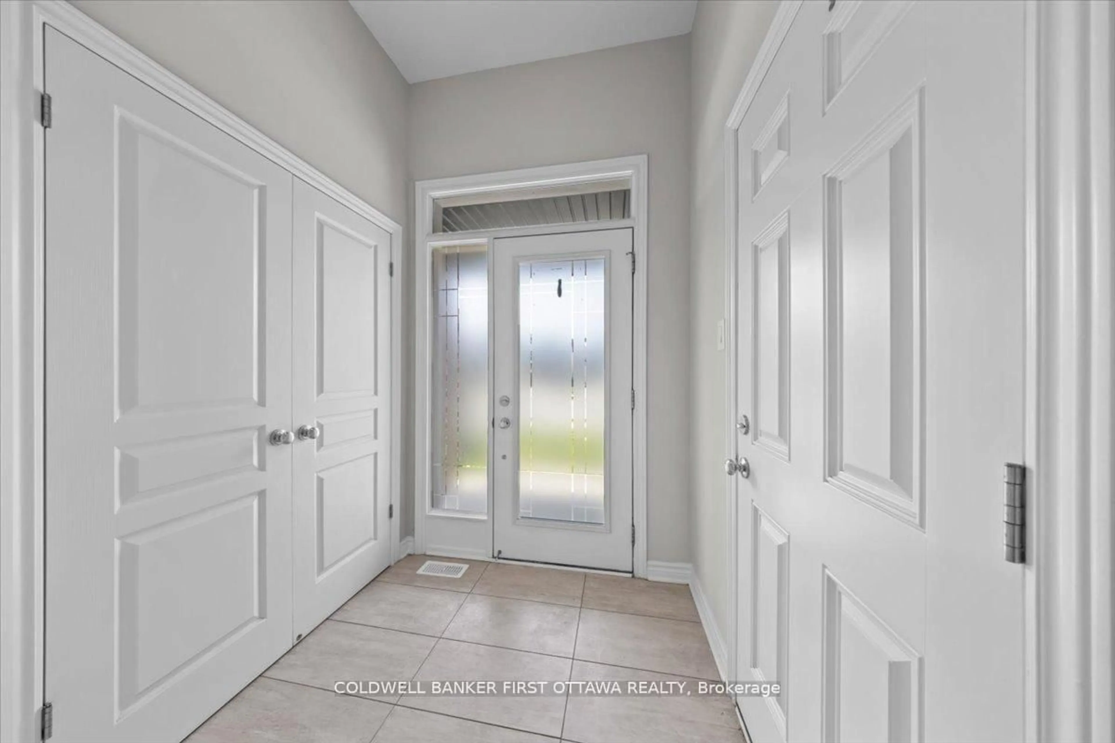 Indoor entryway for 754 Brian Good Ave, Ottawa Ontario K4M 0E3