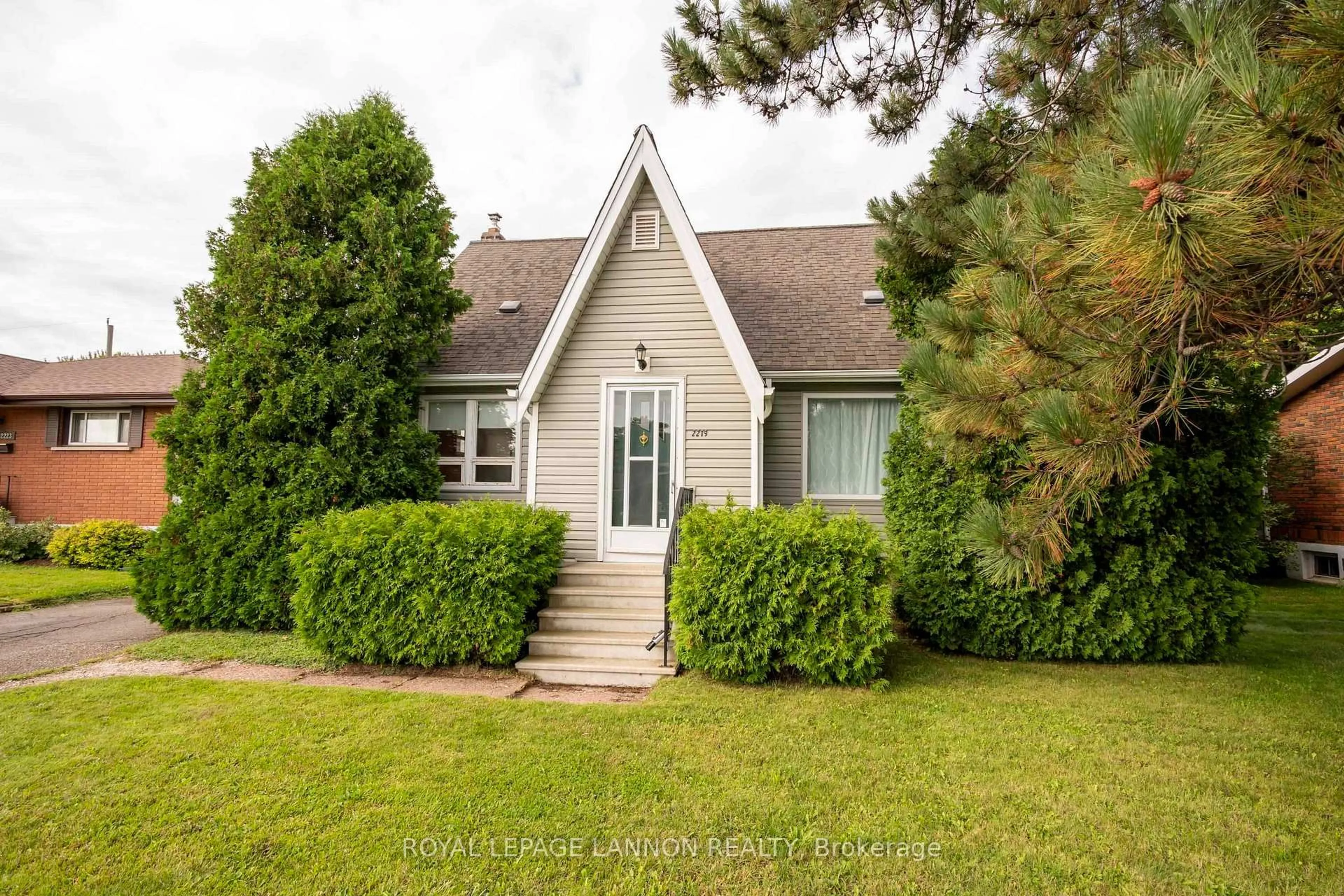 Home with vinyl exterior material, street for 2219 Arthur St, Thunder Bay Ontario P7E 5P3