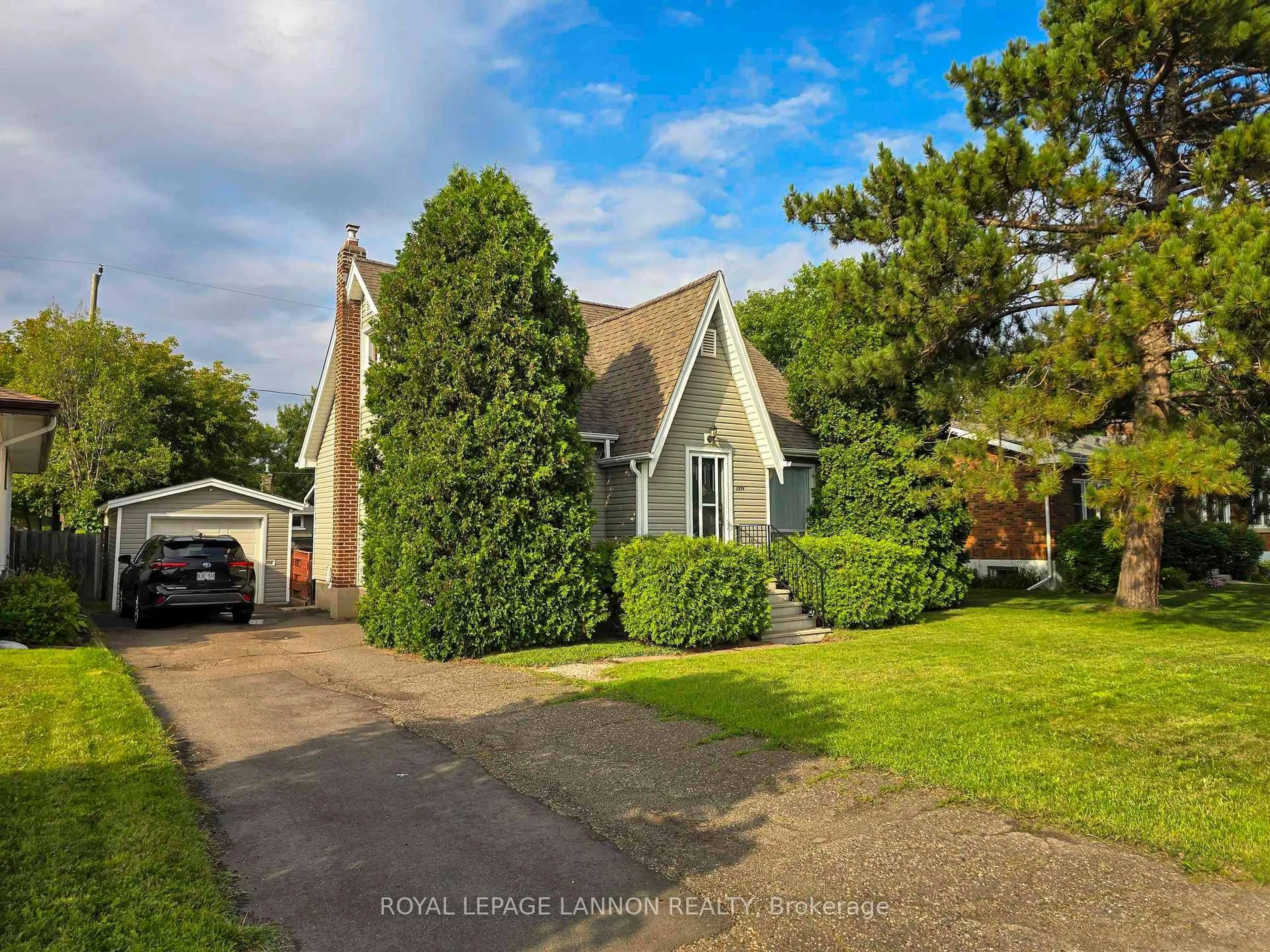 A pic from outside/outdoor area/front of a property/back of a property/a pic from drone, street for 2219 Arthur St, Thunder Bay Ontario P7E 5P3